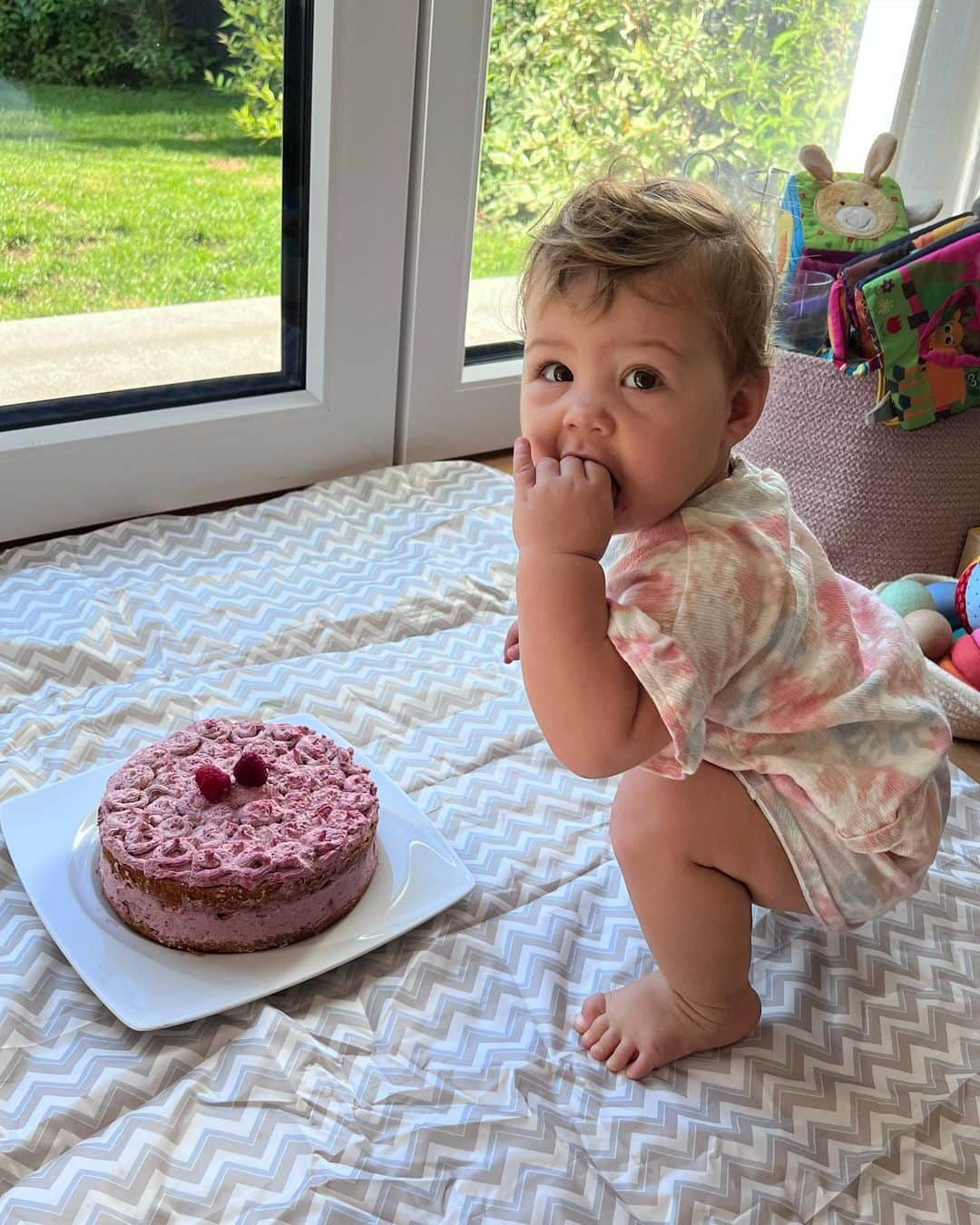 マーヴィン・マティプさんのインスタグラム写真 - (マーヴィン・マティプInstagram)「Happiest 1st birthday to our forever baby 💕 you mean the world to us 🫶🏼 • #officialtoddlerstatus #babygirl #vallmopsturnsone」9月8日 3時21分 - themarvmarv