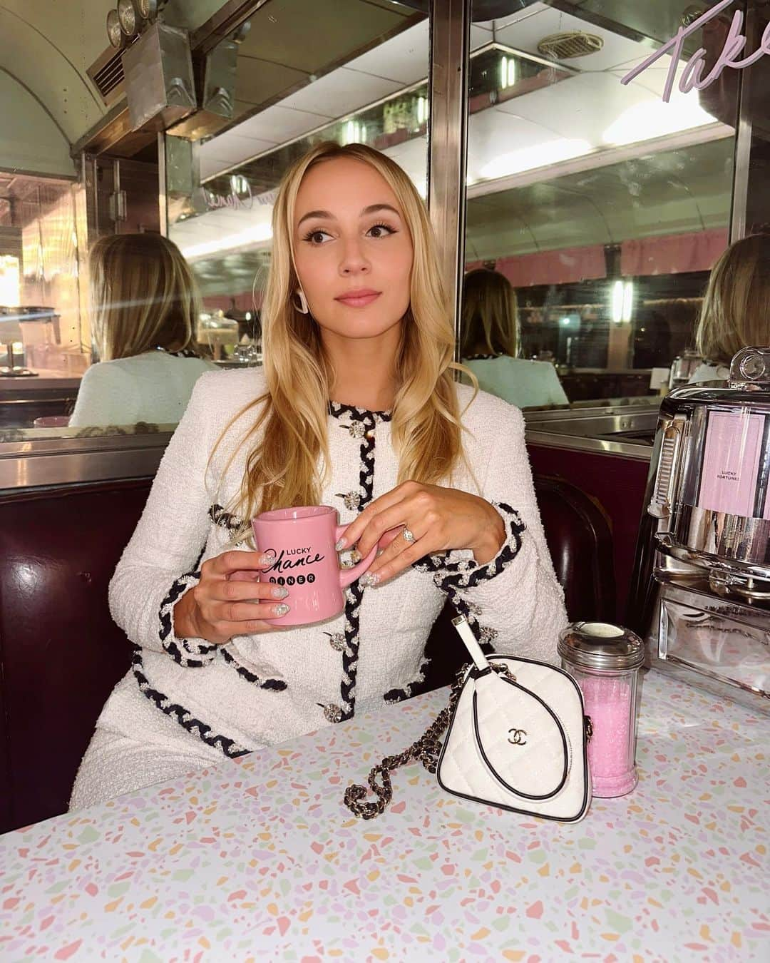 ハーレー・ヴィエラ・ニュートンのインスタグラム：「Got lucky last night!  🥤🎲 #chanel #luckychancediner」