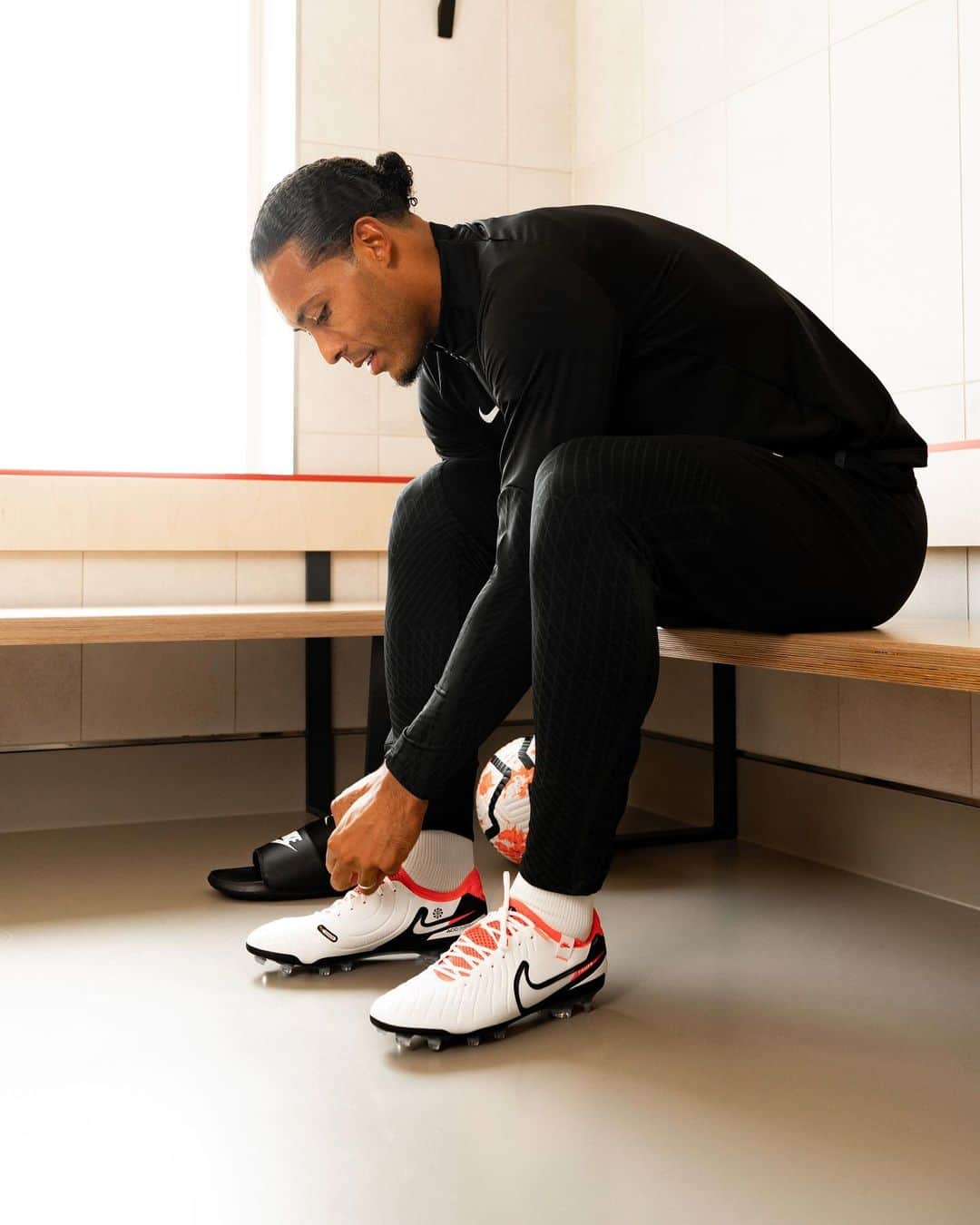 ビルヒル・ファン・ダイクのインスタグラム：「Timeless Touch 🤌  Virgil van Dijk leads his team into a new era with Tiempo 10, a boot that takes the legacy of perfect touch into the future with soft, lightweight FlyTouch Plus for finesse all match long.  #NikeFootball #TeamNike  📸: @prodirectsoccer」