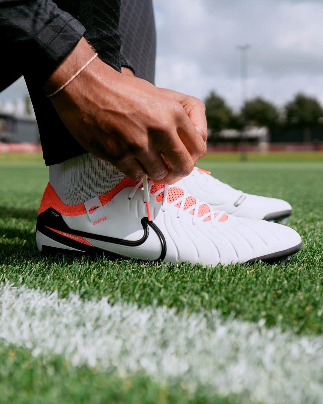 ビルヒル・ファン・ダイクさんのインスタグラム写真 - (ビルヒル・ファン・ダイクInstagram)「Timeless Touch 🤌  Virgil van Dijk leads his team into a new era with Tiempo 10, a boot that takes the legacy of perfect touch into the future with soft, lightweight FlyTouch Plus for finesse all match long.  #NikeFootball #TeamNike  📸: @prodirectsoccer」9月8日 3時53分 - virgilvandijk
