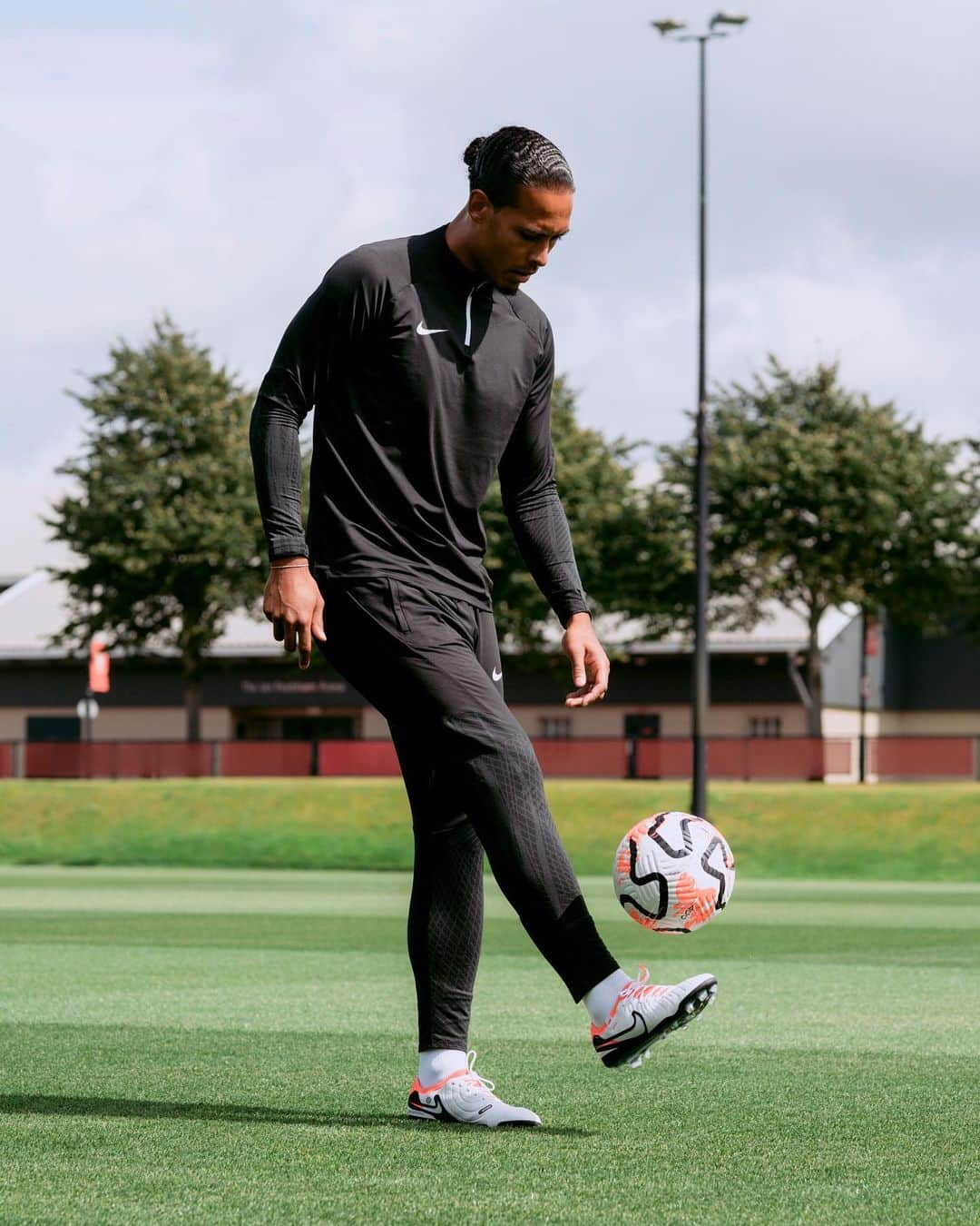 ビルヒル・ファン・ダイクさんのインスタグラム写真 - (ビルヒル・ファン・ダイクInstagram)「Timeless Touch 🤌  Virgil van Dijk leads his team into a new era with Tiempo 10, a boot that takes the legacy of perfect touch into the future with soft, lightweight FlyTouch Plus for finesse all match long.  #NikeFootball #TeamNike  📸: @prodirectsoccer」9月8日 3時53分 - virgilvandijk