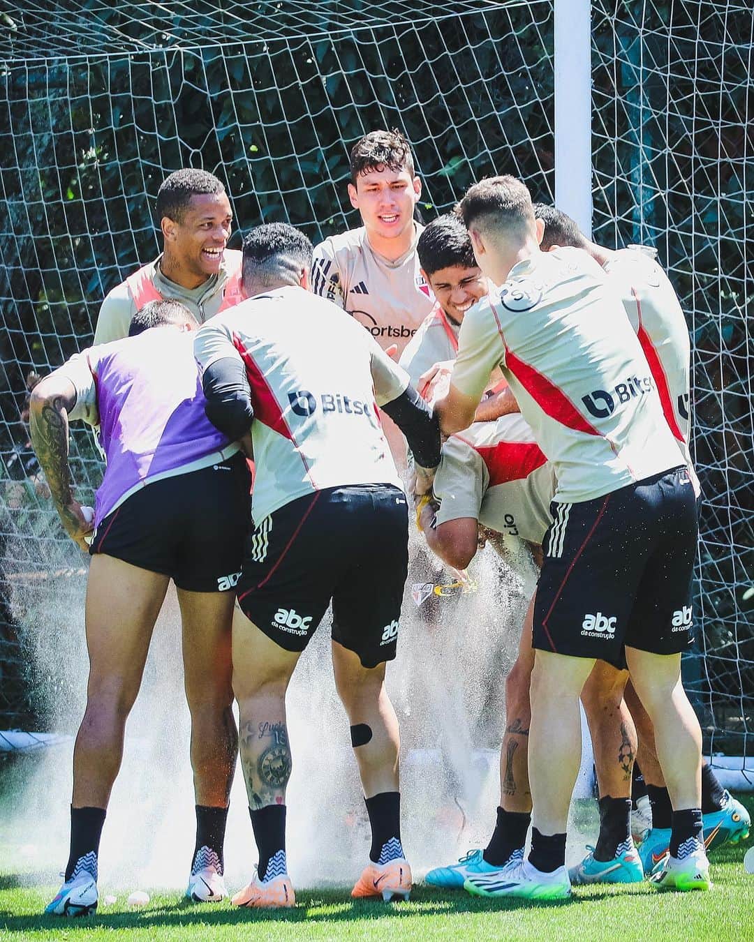 マルシオ・ラファエウ・フェレイラ・デ・ソウザのインスタグラム：「😂 Feliz aniversário, @r_13official! 🥳  #TricolorDesdeSempre #VamosSãoPaulo 🇾🇪」