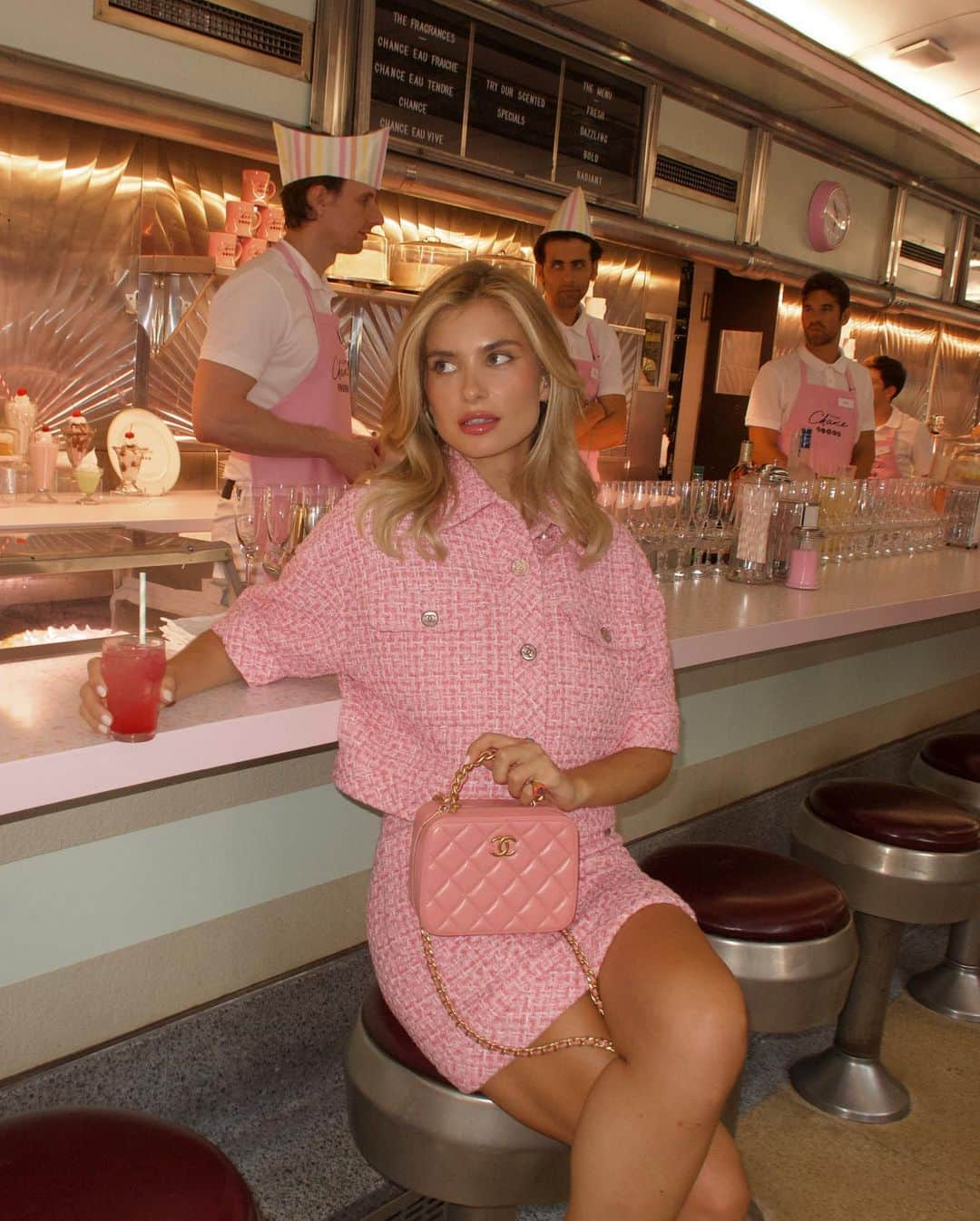 Xenia Adontsのインスタグラム：「Girl dinner 🩷 @chanelofficial」