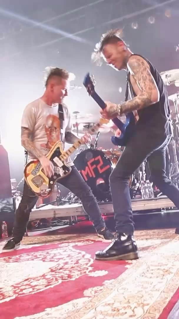 コリィ・テイラーのインスタグラム：「Having too much fun out here. The CMF2 Tour rolls on!   Cleveland tonight, Cincinnati Saturday. New album out next Friday 9/15.   Get dates / tickets / pre-orders at coreytaylor.com」