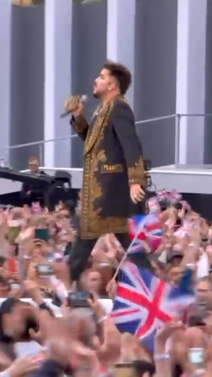 アダム・ランバートのインスタグラム：「Remembering our performance for The Queen’s Platinum Jubilee Party at the Palace! The Rhapsody Tour with @officialqueenmusic is almost here, are you ready? ✨」