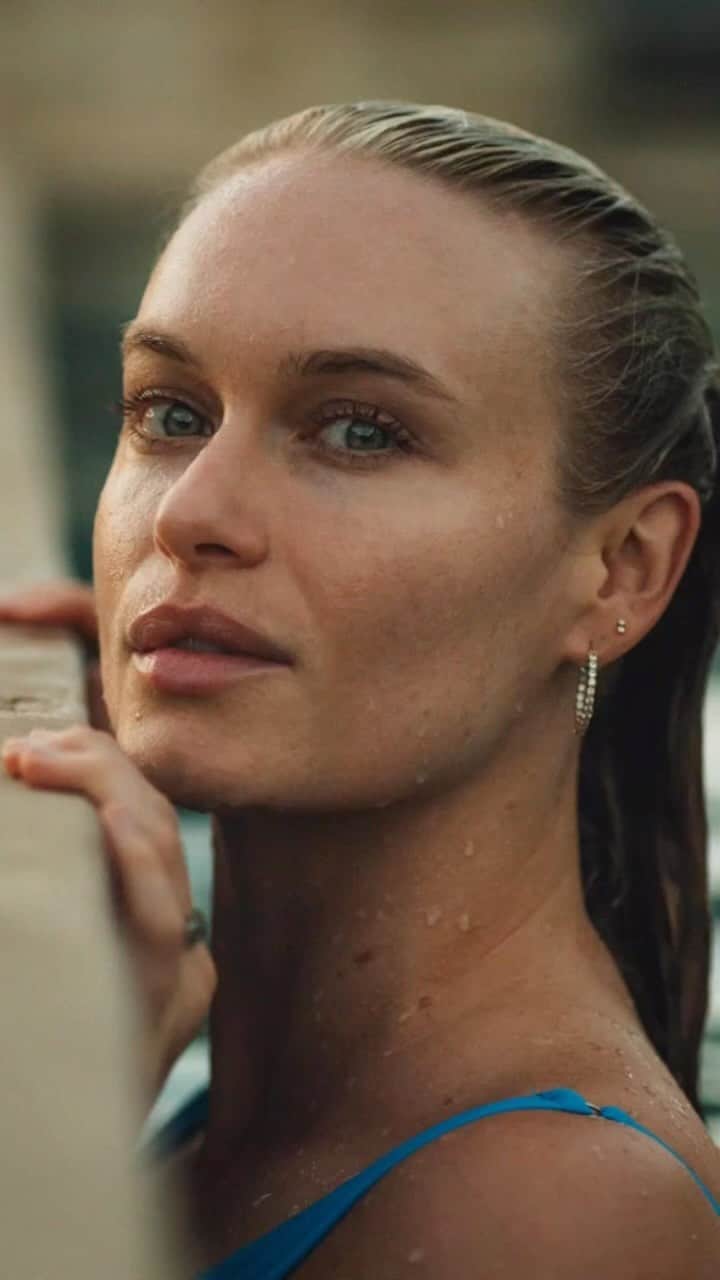 レヴェン・ランビンのインスタグラム：「Dawson and I playing around at the pool at sunset.  You can see the love in my eyes, I think 😍💘🌊 which one is your fave? 📸: @dawsonproductions」