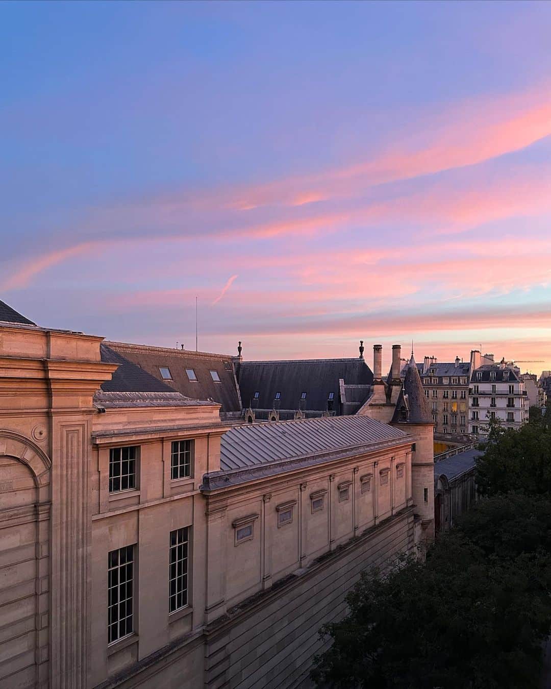 フィロとポンポンのインスタグラム：「Sous le ciel de Paris…💕」