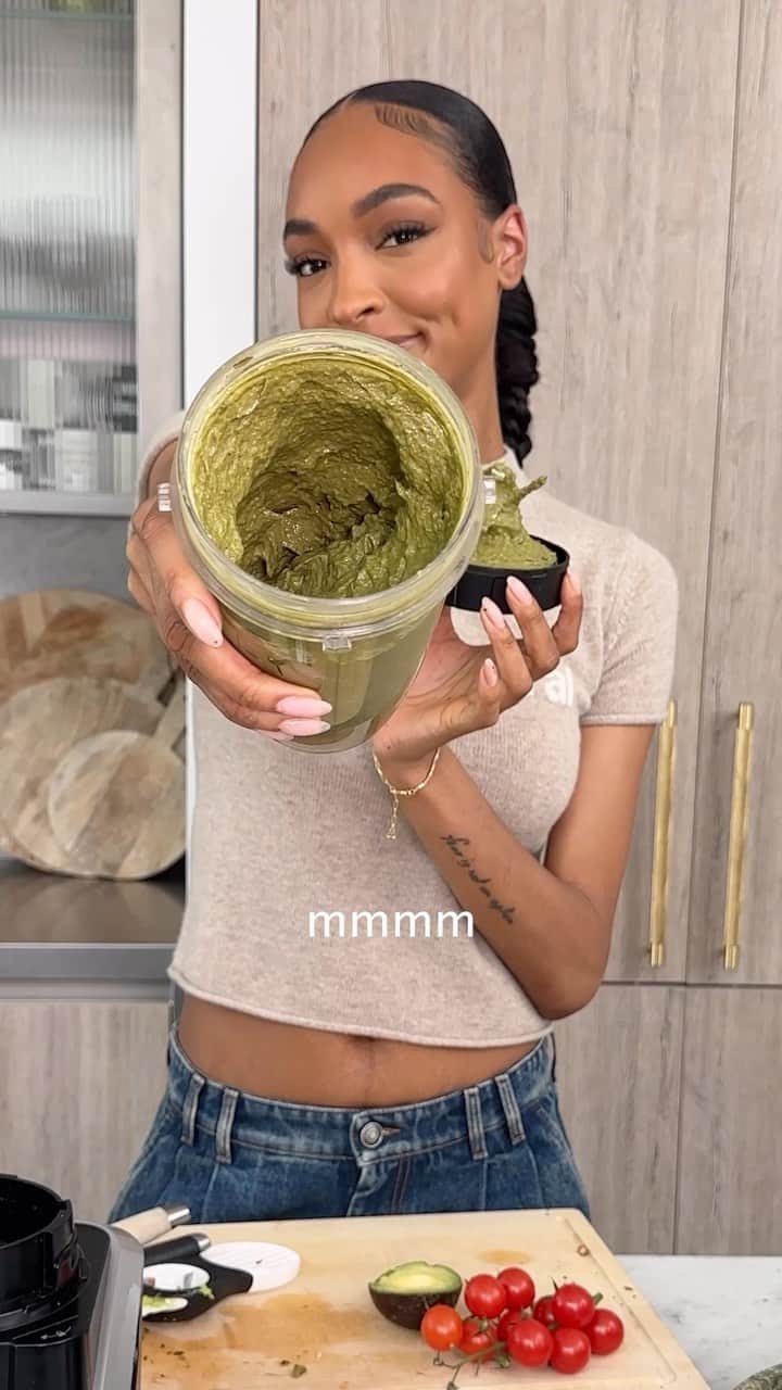 ジョーダン・ダンのインスタグラム：「Callaloo Pesto Pasta cc: @originalflava for this recipe 💚 In the blender: * drained callaloo * 4 cloves of garlic * 1 Scotch bonnet * 2 inches ginger * basil * 1/2 avocado * 1 spring onion * hemp parm cheese * extra virgin olive oil Fry up with cherry tomatoes & a splash of pasta water. Add pesto to pasta & mix. Top with some lemon juice & more hemp parm cheese (@pimp.my.salad - not an ad I just love this stuff) & ENJOY! Top from @sportmax 🤍 #dunnskitchen」