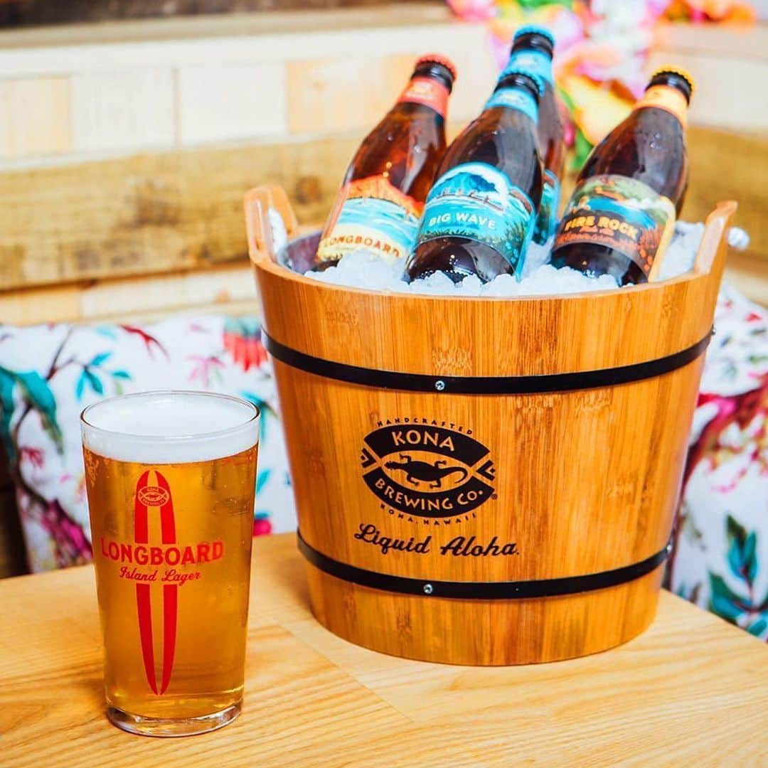 Kua 'Aina UKさんのインスタグラム写真 - (Kua 'Aina UKInstagram)「Escape the heatwave on Carnaby Street and cool down with our air conditioning and a refreshing ice cold Bucket of Aloha 🍻🤙 @konabrewingco_uk  . . . . . . . . #kuaaina #kuainaburger #hawaii #hawaiilife #burger #bestburger #carnabylondon #hawaiianfood #londonsbestfood #londonburger #coldbrew #burgersofinstagram #londoneats #eatlondon #beerstagram」9月8日 4時18分 - kuaainauk