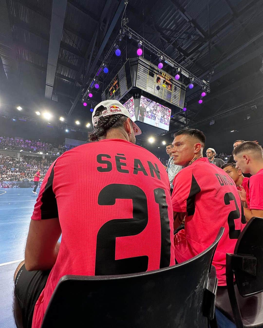 ショーン・ガルニエさんのインスタグラム写真 - (ショーン・ガルニエInstagram)「10 YEARS AFTER WE DID IT AGAIN !🚨🚨  Yesterday we play the futsal star , an amazing concept where street players (@urbanball team) play against a pro futsal team ! With crazy dance and freestyle shows .  Of course the UBF was there at the half time with @mehdi_amri_10 vs @victorplayer_   Big thanks to @fas_events @caenlamer @s3society_official and all other player 🙏🏼❤️  Which player should play on my team?👇🏼  #seangarnier #urbanball #freestyle #futsal #nutmeg #skills #france」9月8日 4時19分 - seanfreestyle