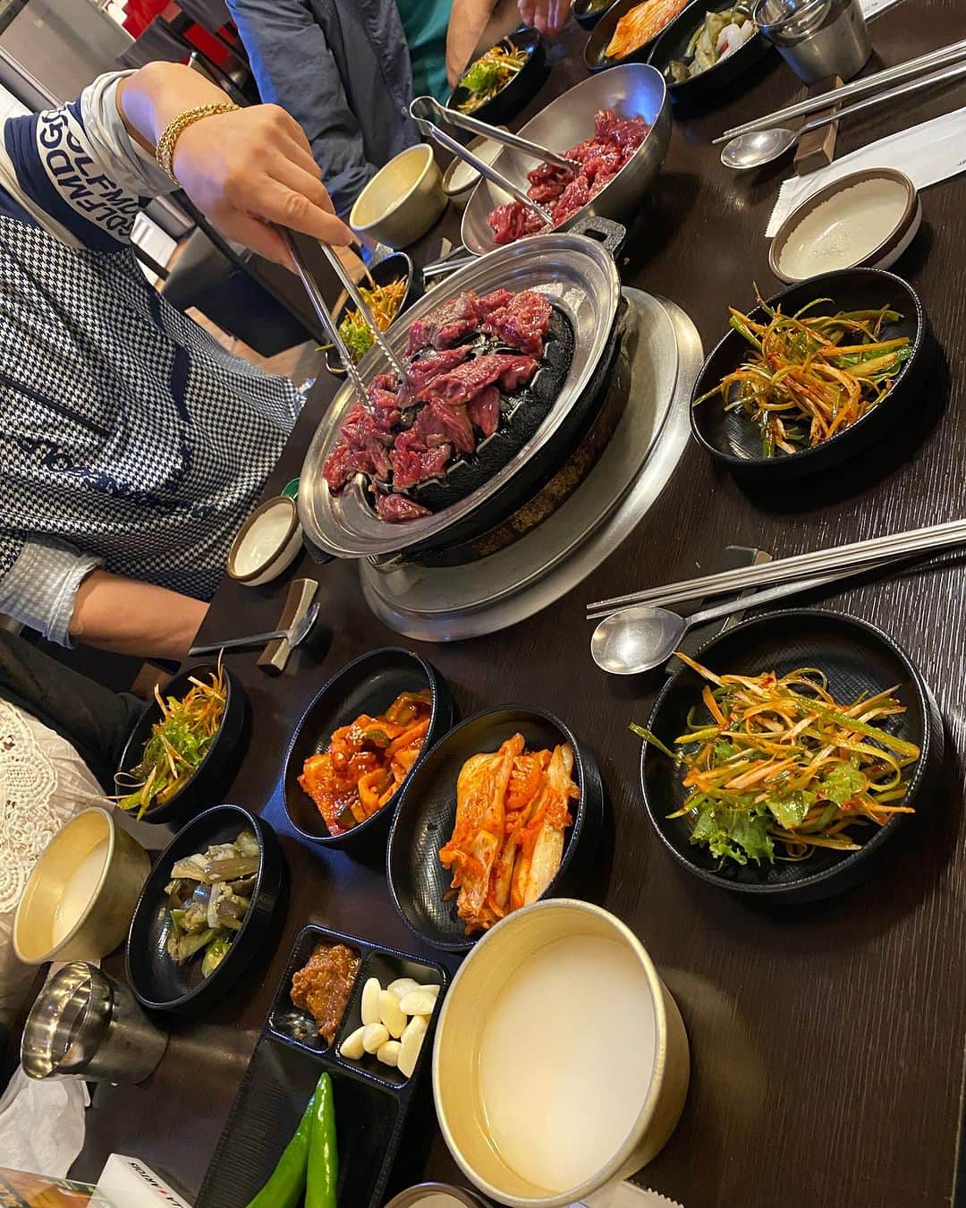 南果歩さんのインスタグラム写真 - (南果歩Instagram)「打ち合わせの後は必ず皆で食事へ🇰🇷 これも韓国式😊😊😊 明洞の大通りから離れた路地裏のお店🌈 このオモニのお顔を見れば美味しいのも頷ける。 息子さんとやっているお店。 キムチも最高‼️‼️‼️ 良い打ち合わせのあとはもう最高‼️‼️‼️  #韓国 #明洞 #韓国焼肉 #オモニ #samhojung #삼호정 #南果歩 #kahominami #미나미카호 #japaneseactor」9月8日 4時13分 - kaho_minami