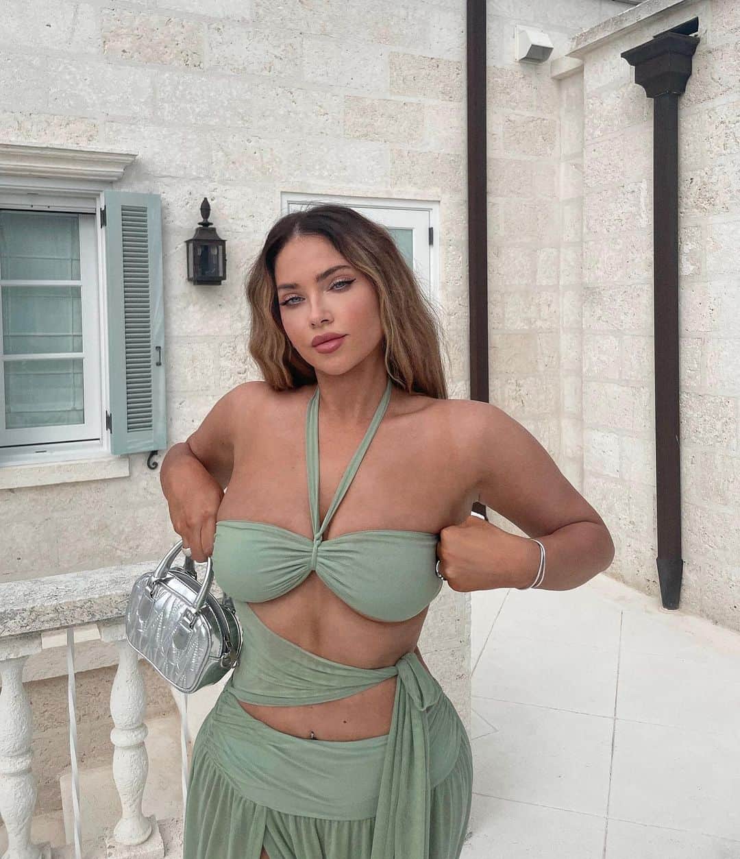 のインスタグラム：「The perfect dress does exist @hotmiamistyles 👗 🌊 🤍」