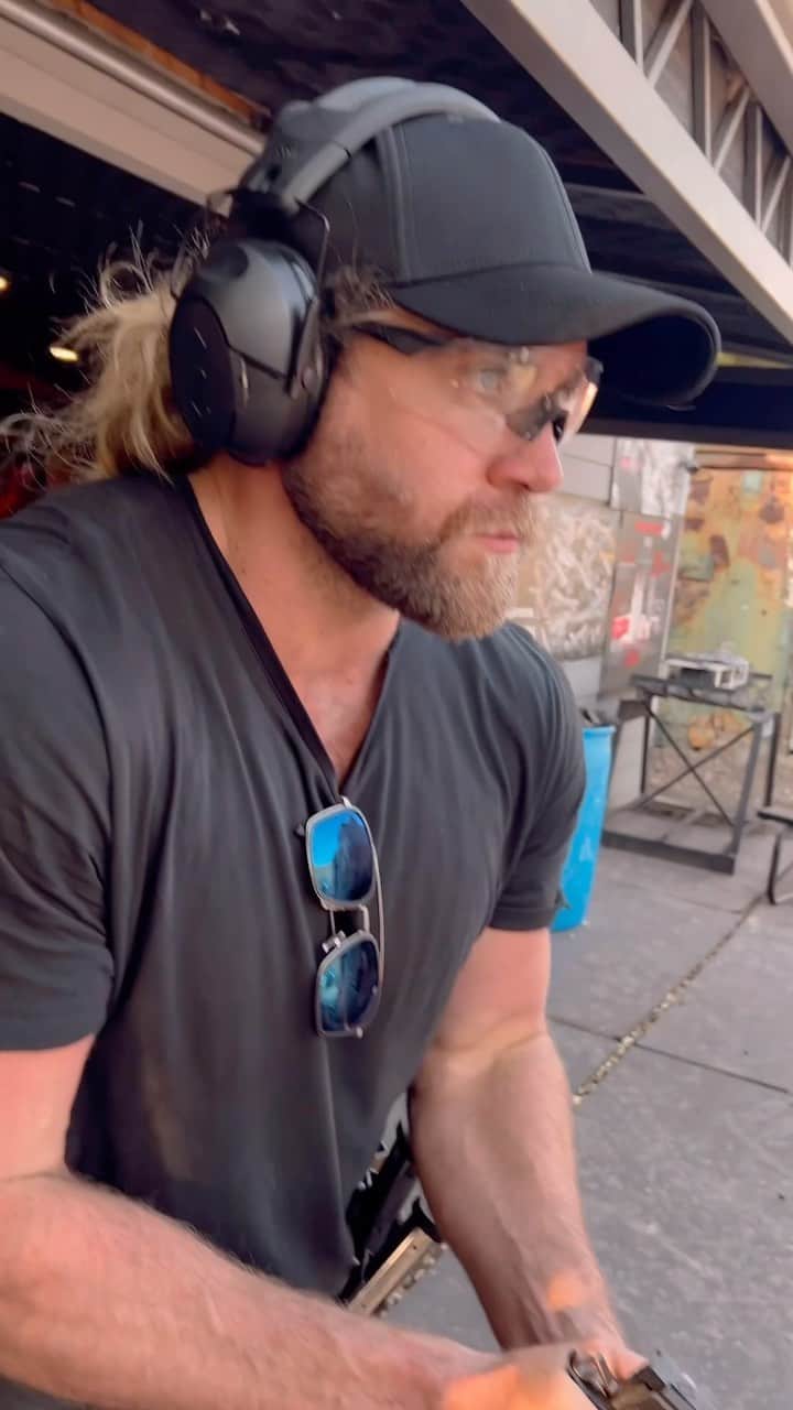 モデル、ブロック・オハーンのインスタグラム：「Learning from the legend himself @tarantactical while being terrified @tetianagaidar is going to kick me in the kidney if I miss a shot 😂  Love you guys haha grateful to work with you and call you friends.  Now when are we making an action film! 😂」