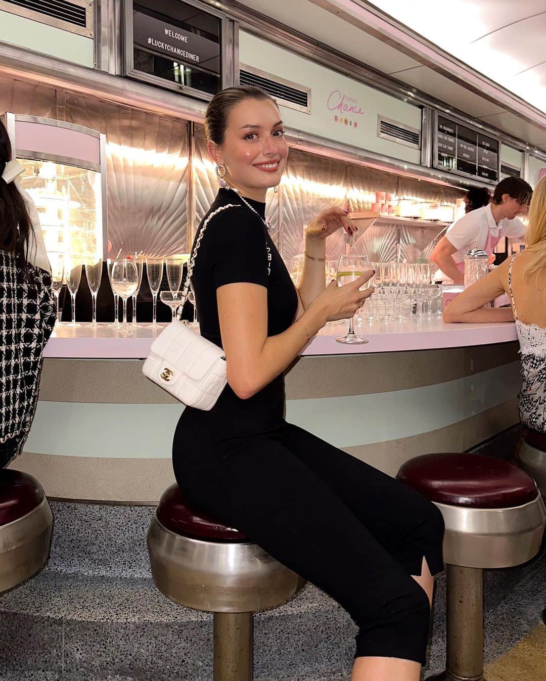 ジェシカ・ジェーン・クレメントのインスタグラム：「Who’s joining me at the Lucky Chance Diner? 🍨」