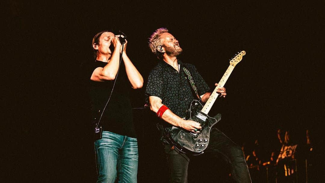 3 Doors Downのインスタグラム：「KANSAS CITY 🔥 y’all were hot hot hot. Thank you!!! #AwayFromTheSunAnniversaryTour  📸: @wurzy_media」