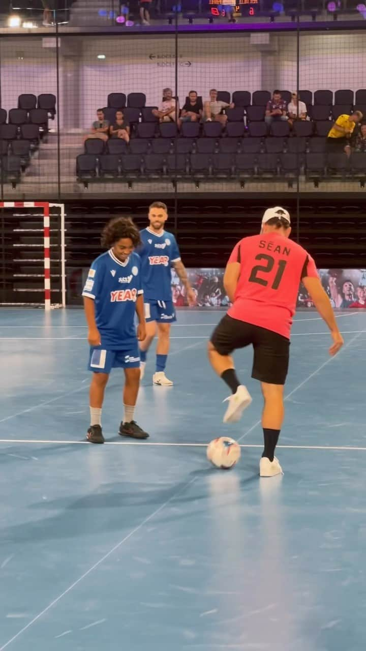 ショーン・ガルニエのインスタグラム：「What you searching for?😂🔥 Recap of the 5v5 All Star Futsal😍🔥  #seangarnier #urbanball #freestyle #skills #futsal #football #funny #viral」