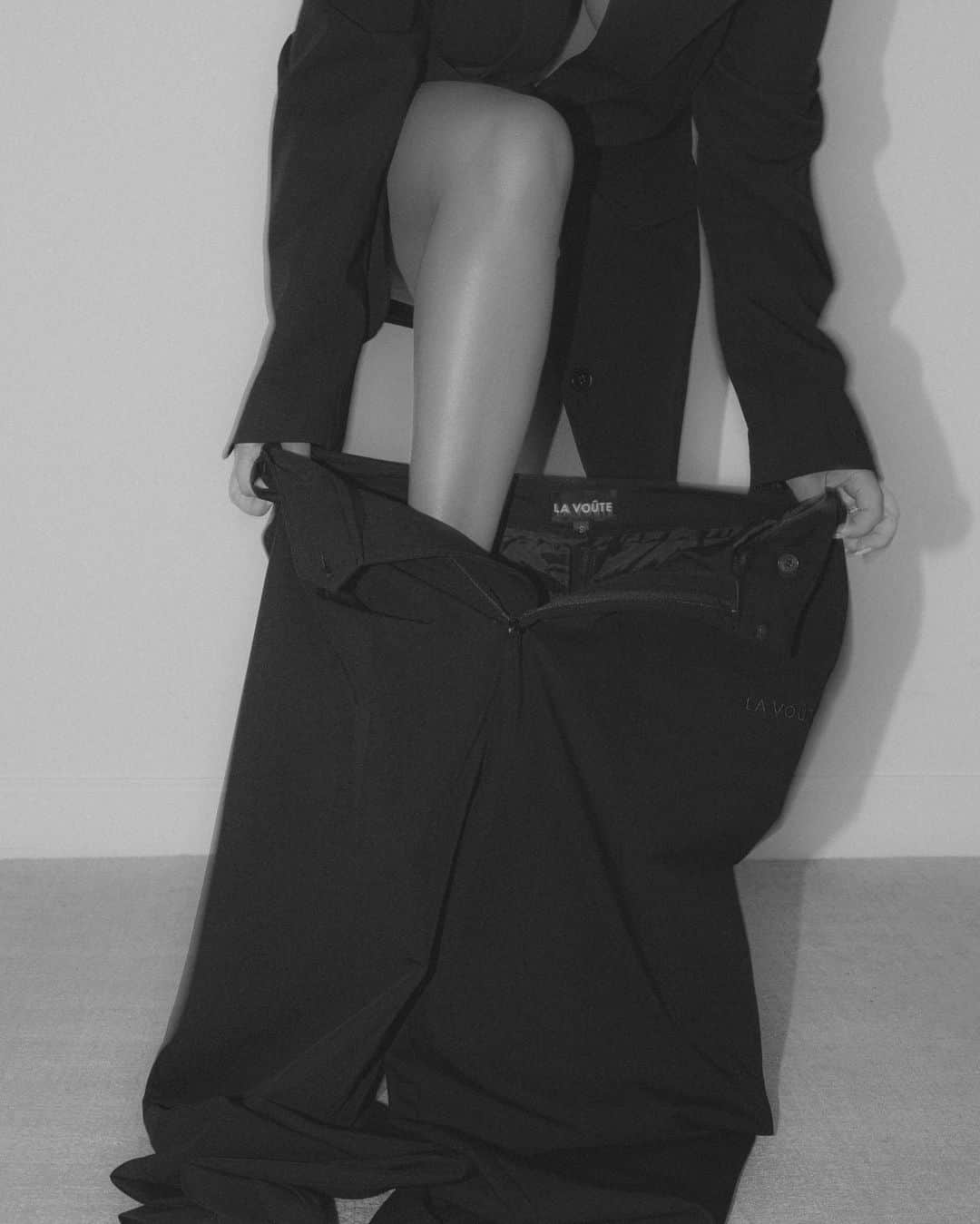 エイドリアン・バイロンさんのインスタグラム写真 - (エイドリアン・バイロンInstagram)「i feel sexiest in a suit 🧷@lavoute #LaVoûte #LaVouteSuits #LaVoûteNewEra #NYFW」9月8日 4時35分 - adriennebailon