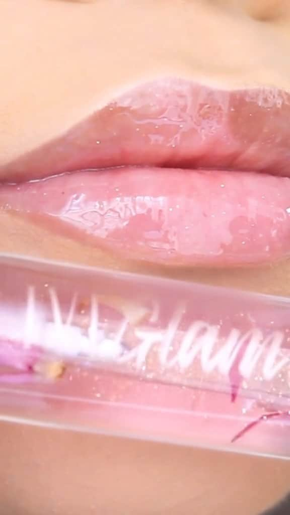 LiveGlamのインスタグラム：「“Lipstick lasts longer, but gloss is more fun”💫👄👑 -Serena Van Der Woodsen  Pucker up to petal-soft perfection and give your lips a super glossy (non-sticky) glow with Sweet Rose 💖 Find it in our September Collection: Self Love 🙌  #LiveGlamFam」