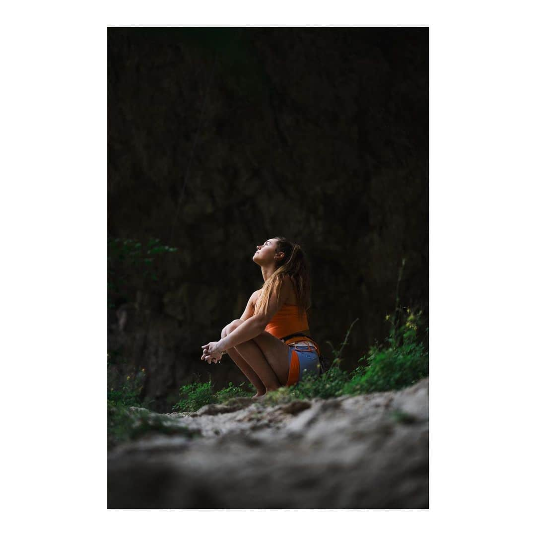 マーゴ・ヘイズのインスタグラム：「bby girl is tired but she’s fired up ♡︎ thank u @tarakerzhner for capturing these quiet moments. I luv u. @thenorthface @thenorthface_climb @petzl_official @lasportivana @frictionlabs」