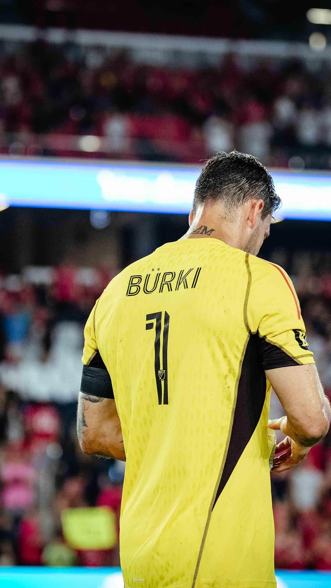 ロマン・ビュルキのインスタグラム：「FIRST and ONLY @mls goalkeeper this season with 💯 saves! 😤 Here are some of our favs 🧱  #RB1 x #AllForCITY」