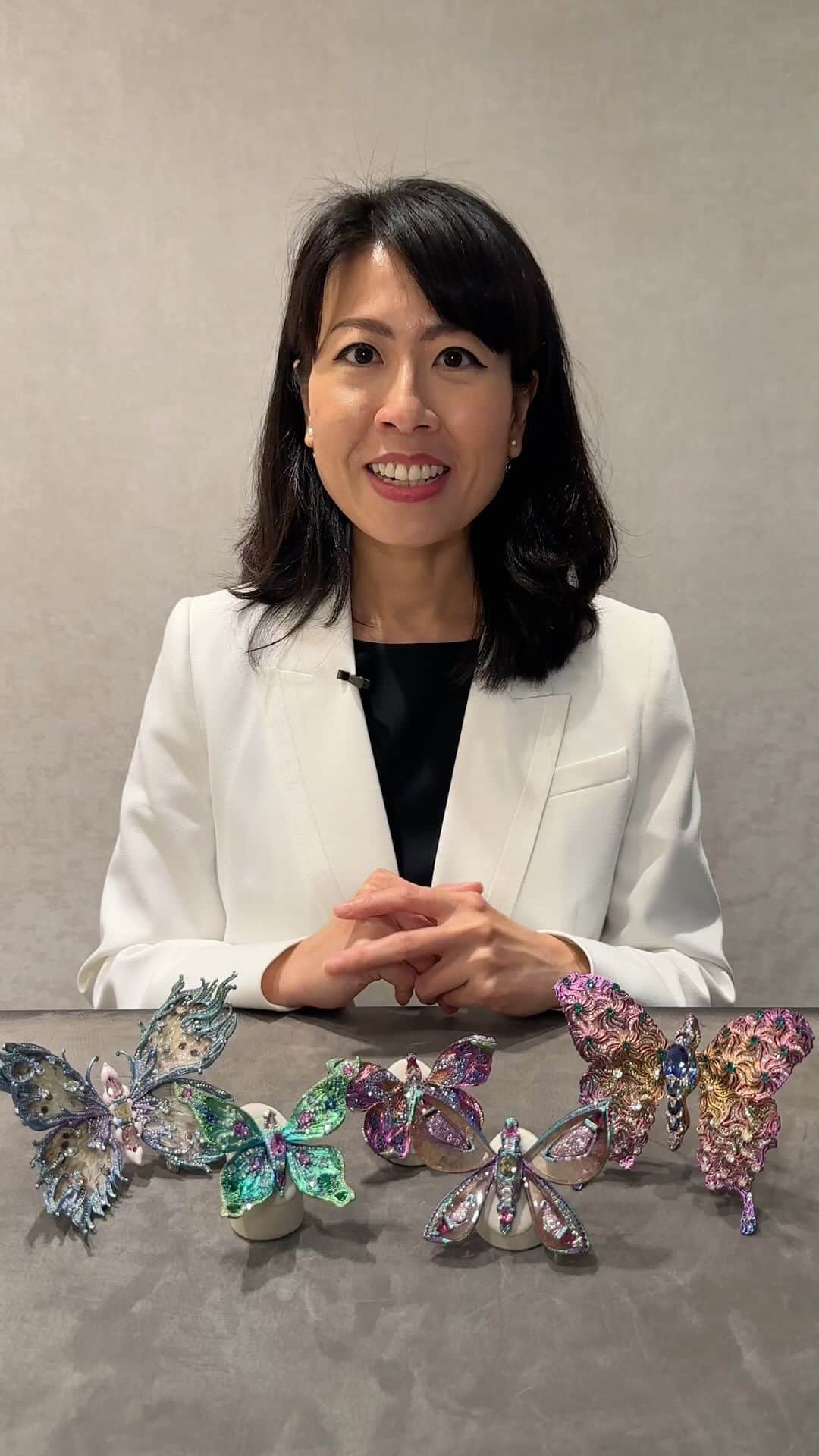 クリスティーズのインスタグラム：「The Butterfly 🦋   Fantastical creations inspired by nature are a specialty of Wallace Chan, the self-taught Chinese artist and sculptor based in Hong Kong.    A brilliant example of Chan’s work are his dazzling brooches, each depicting a butterfly — one of his signature motifs.   The ‘Wind’s Tale’ brooch features a pair of real butterfly wings, held within carved rock crystal and mother of pearl. The technique took Chan three years to perfect for this intricate piece.    ➡️ Don’t miss your chance to visit Christie’s London and explore these magical creations in person for free until September 10.   #WallaceChan #Butterfly @wallacechanart #christiesjewels」