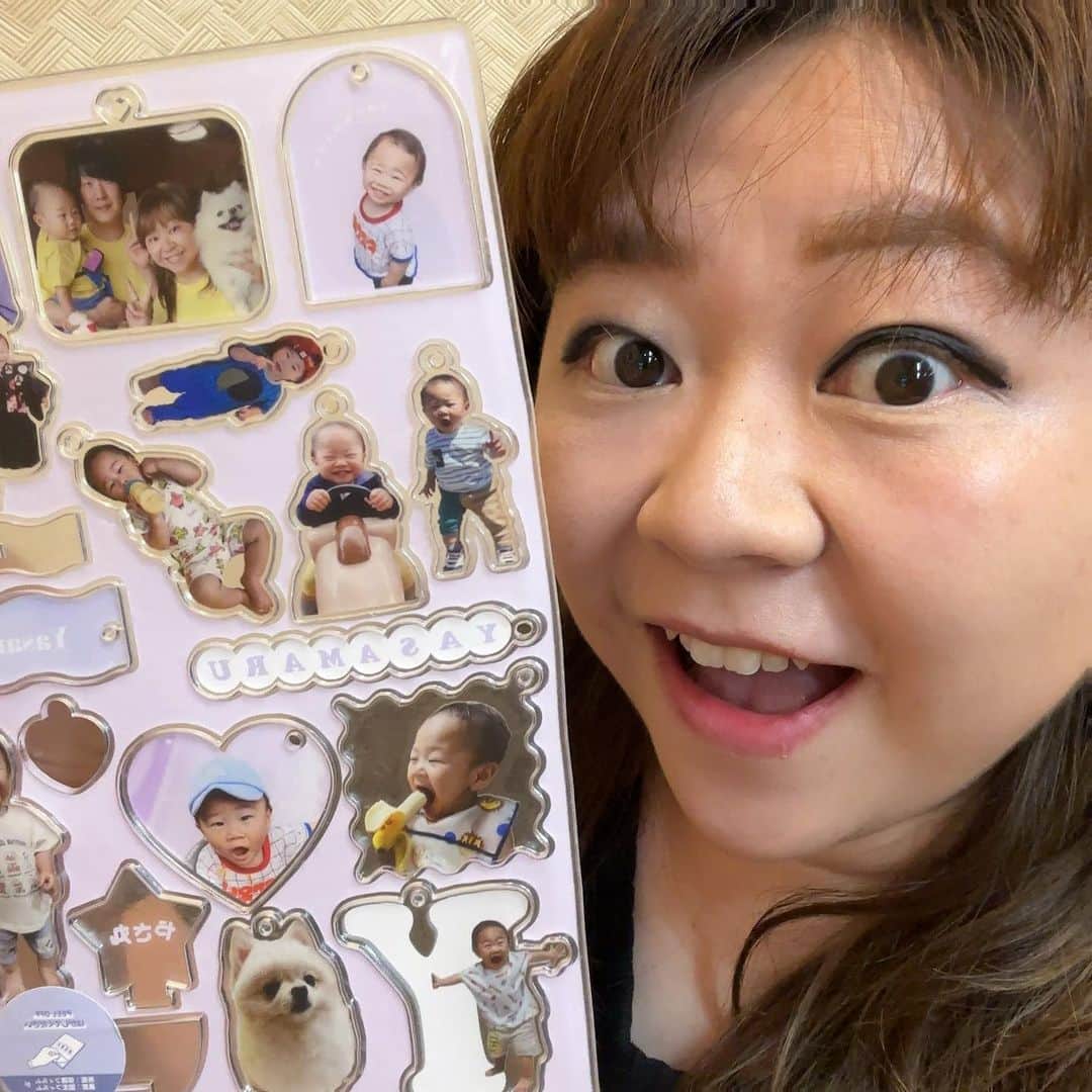 やしろ優さんのインスタグラム写真 - (やしろ優Instagram)「@acry.jp でオリジナルのやさ丸のアクキーとアクスタを作りました💕‼️‼️  嬉しすぎる‼️‼️  家族写真やこはなちゃん（ポメラニアン）の写真まで✨✨  1つのプレートにいろんな写真を印刷できて、みんなで分けっこもできるから、  私の両親や大阪にいるしんちゃんのご両親にもプレゼントしようと思います💕  スタンドだけじゃなくて、キーホルダーになるから、カバンにつけてもグッド👍👍  やさ丸くんがぐずった時、  カバンにつけてたこはなちゃんのキーホルダー見せたら、『あ！わんわん！』と言って泣きんでくれたり😎✨子育てにもアクリー効果抜群でした笑笑🤣  注文もとっても簡単に出来るから、みなさんもぜひ  大切な人や愛犬を身につけてみて💕💕  #ACRY #アクリー #アクリルプレート #PR」9月8日 15時58分 - yashiroyuuuu