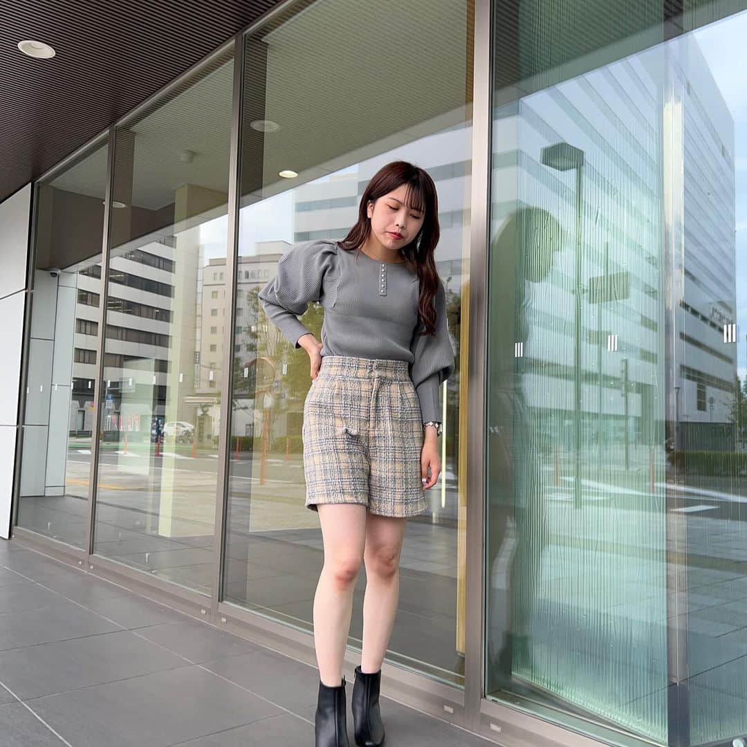 神戸レタス三宮店のインスタグラム：「. 前後2wayで立体感のあるニットトップス🫶🫧 コンパクトな丈感な為、ショートパンツなどのタイト目のボトムとも相性抜群です◎😳  🏷️C6806 ¥2.990(tax in)  ▶︎▶︎▶︎STAFF なぎさ　162cm(姫路店)  #kobelettuce#神戸レタス#神戸レタスコーデ #プチプラ#プチプラコーデ #レタジョ#秋コーデ #秋服#フェミニンコーデ #ファッション#ootd #姫路#aeonmall_toyokawa_topic」