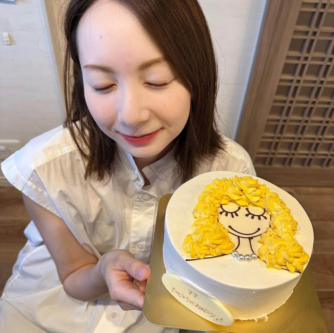 佐井祐里奈さんのインスタグラム写真 - (佐井祐里奈Instagram)「🎂BD🎂  台湾旅行から絶賛リバウンド中🐖  新しい歳の目標は、  太っても51キロまで🐽  読書月2冊📕  感情的に怒らない😤  昨年末からはじめたヨガ🧘‍♀️を月1で☝️楽しむ  とにかく穏やかに生きていきたい❣️❣️❣️❣️❣️（希望）  毎度目標にあげる、夫にキレないは殿堂入りした🎖️🥹笑  優しく優しく優しく優しく優しく優しく優しく優しく優しく優しくする❣️はず😎  #洋菓子店slow」9月8日 15時52分 - yunna_s31