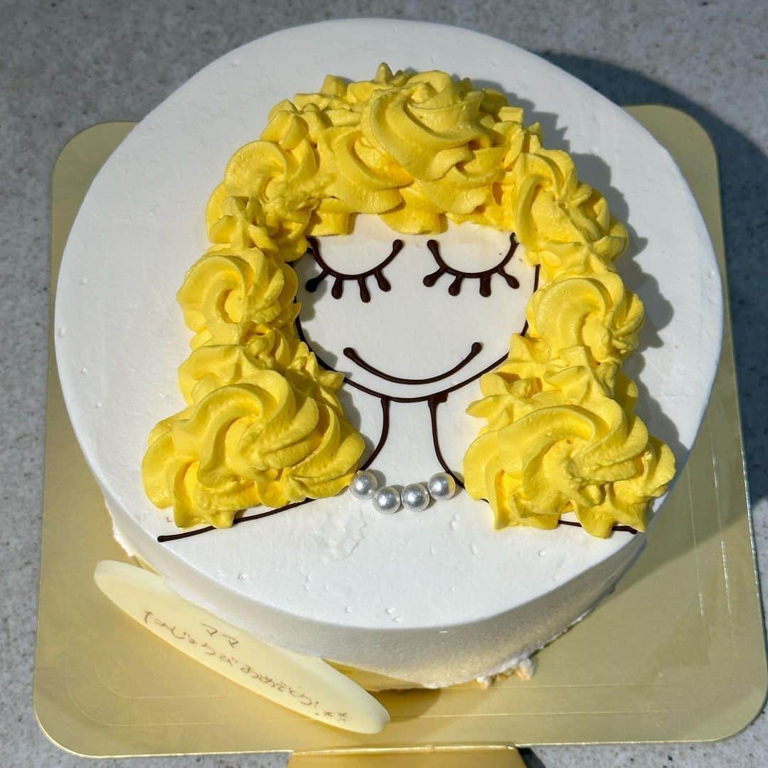 佐井祐里奈のインスタグラム：「🎂BD🎂  台湾旅行から絶賛リバウンド中🐖  新しい歳の目標は、  太っても51キロまで🐽  読書月2冊📕  感情的に怒らない😤  昨年末からはじめたヨガ🧘‍♀️を月1で☝️楽しむ  とにかく穏やかに生きていきたい❣️❣️❣️❣️❣️（希望）  毎度目標にあげる、夫にキレないは殿堂入りした🎖️🥹笑  優しく優しく優しく優しく優しく優しく優しく優しく優しく優しくする❣️はず😎  #洋菓子店slow」