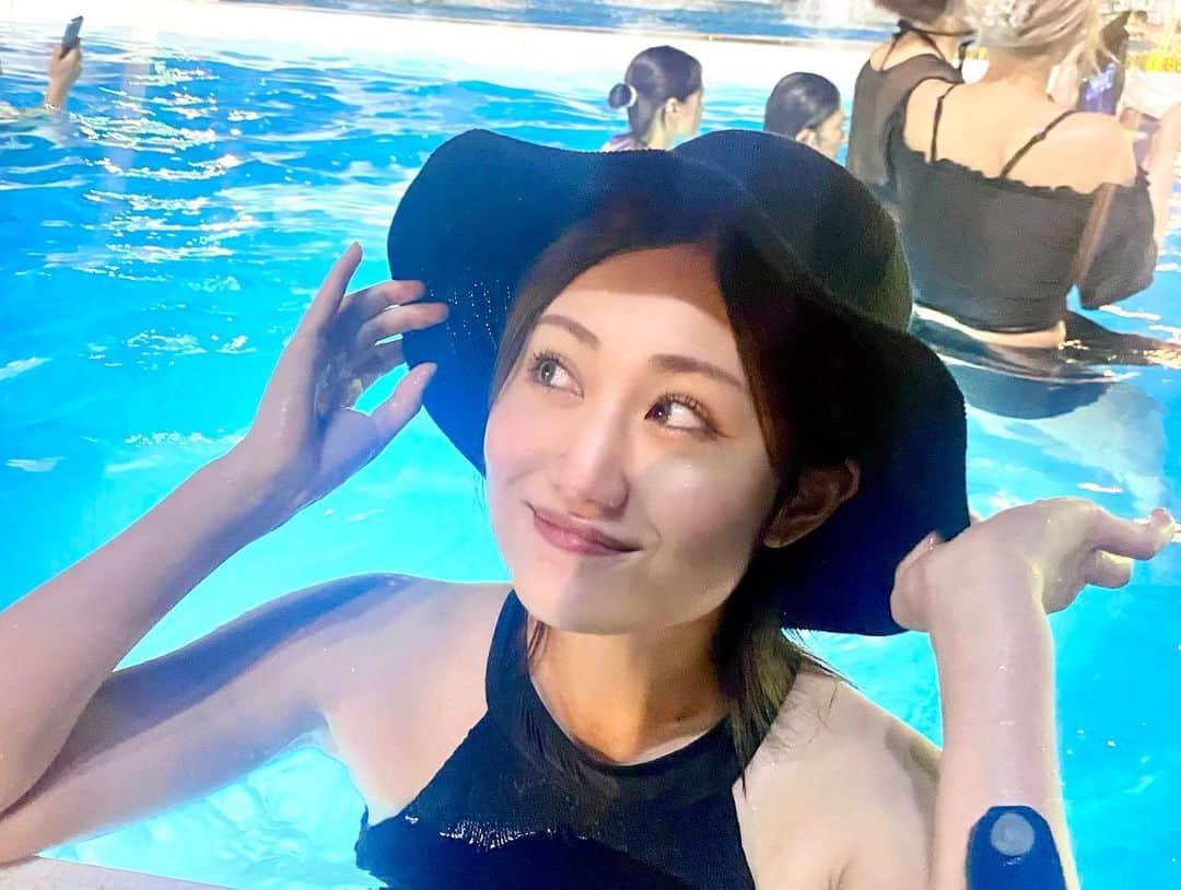 久代梨奈さんのインスタグラム写真 - (久代梨奈Instagram)「プールの時の写真まだあった〜🤟🏻 チュロスおいしかた☺️ 2枚目左上 スマホを触りながら防水ケースなしで流れるプールにいる😱😱😱😱😱😱😱😱すごすぎ  #よみうりランドプール  #よみうりランド」9月8日 15時53分 - rina.kushiro_official