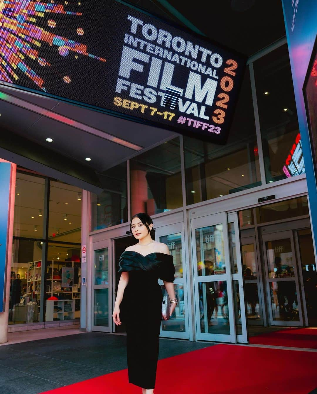 Prilly Latuconsinaさんのインスタグラム写真 - (Prilly LatuconsinaInstagram)「At the red carpet of @tiff_net opening night, representing @filmbudipekerti ❤️ #BudiPekerti #TIFF2023」9月8日 15時54分 - prillylatuconsina96