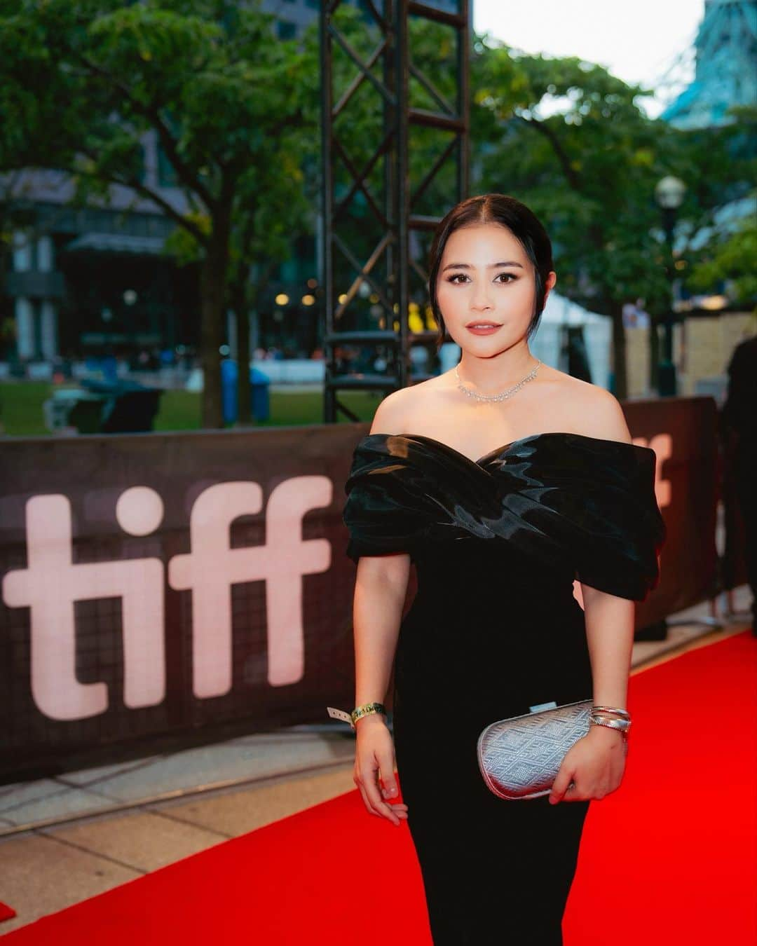 Prilly Latuconsinaさんのインスタグラム写真 - (Prilly LatuconsinaInstagram)「At the red carpet of @tiff_net opening night, representing @filmbudipekerti ❤️ #BudiPekerti #TIFF2023」9月8日 15時54分 - prillylatuconsina96