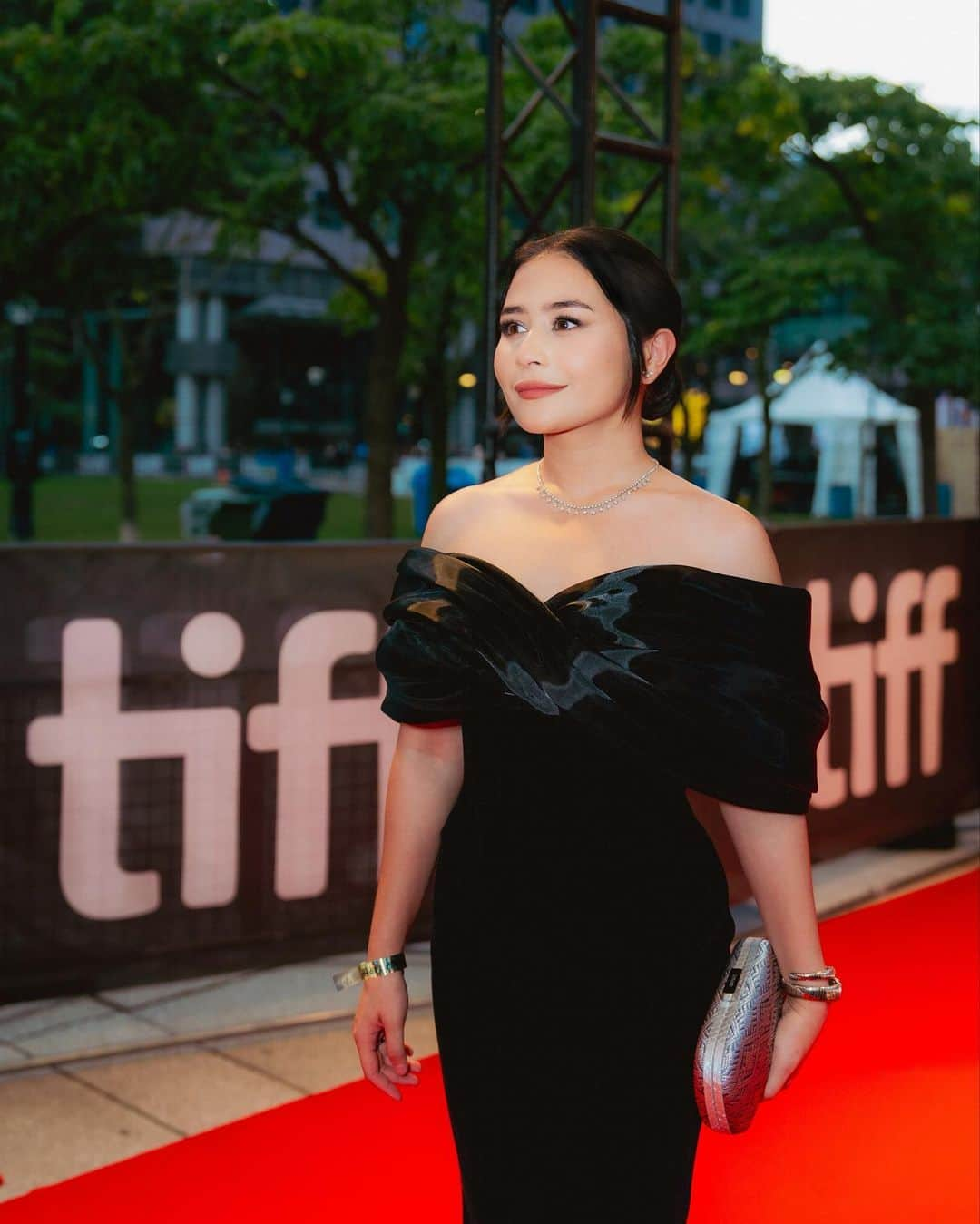 Prilly Latuconsinaさんのインスタグラム写真 - (Prilly LatuconsinaInstagram)「At the red carpet of @tiff_net opening night, representing @filmbudipekerti ❤️ #BudiPekerti #TIFF2023」9月8日 15時54分 - prillylatuconsina96