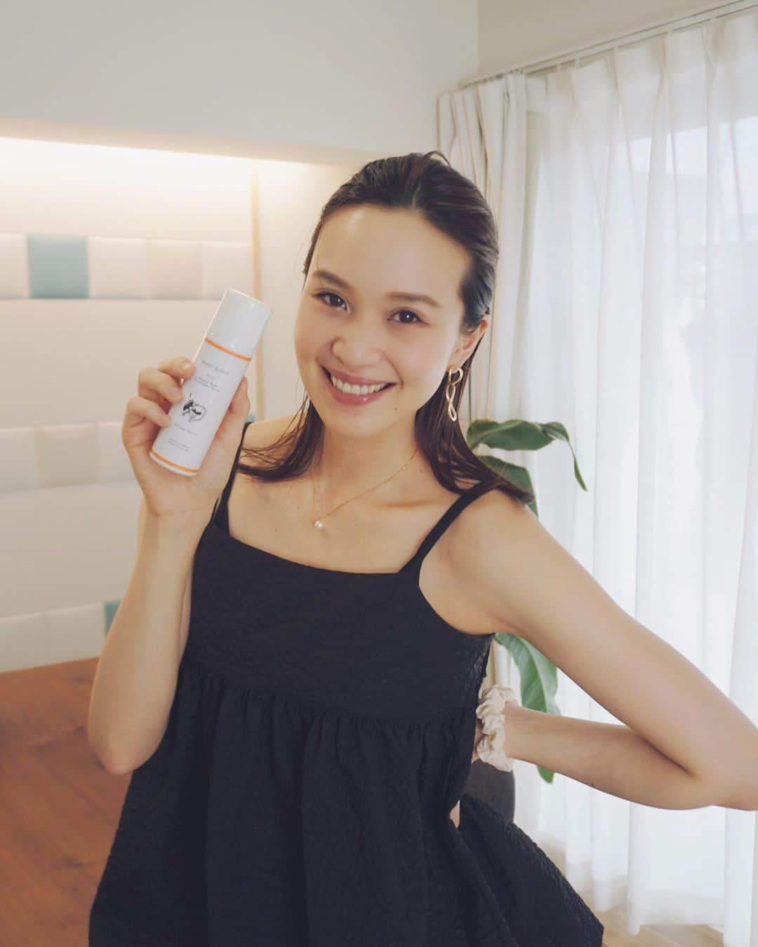 結城はゆるのインスタグラム：「☀️ 　　 　 　　˗ˏˋ  ベビーとママのUV対策  ˎˊ˗ 　　 　　 　　☑︎ BABYBORN Face&Body Sunscreen Spray 　　　(日焼け止めスプレー)  SPF50+ / PA++++ 　 　 　　 　　持ち運ぶなら断然スプレータイプ！！ 　　あと時間ない時もとても助かってます。 　　(お出かけする時だいたいドタバタよね🌪️) 　 　　 　　スプレーだと👶🏻の頭皮とか背中とか 　　塗りにくいところにもちゃんと届くし 　　サーっと吹きかけるだけ。ほんとに楽✌️ 　 　　 　 　　そしてわたしがめちゃくちゃ使ってます。← 　　(１枚目がその気持ちの表れw) 　　白くならないしカサカサしないのに 　　ちゃんとウォータープルーフだし 　　なにより産前よりデリケートになってしまった 　　肌にも安心して使えたところが嬉しかった😭✨ 　　 　　 　　そして年々シミは増える一方なので←  　　紫外線から肌をちゃーんと守るケアを 　　怠らずに努めて参ります🙋‍♀️ 　　 　　 　　 　　　 　　 #baby_born_jp #mishiilist #ミッシーリスト #高橋ミカ #東原亜希 #ベビーボーン #BABYBORN #ベビースキンケア #日焼け止め #日焼け止めミルク #日焼け止めスプレー #ウォータープルーフ #紫外線対策 #日焼け対策 #親子で使える #出産準備 #新米ママ  #マタニティフォト #新生児グッズ #初マタ #赤ちゃんのいる暮らし #赤ちゃんのいる生活  #アンバサダー #男の子ママ #男の子ベビー  #ママコーデ #アラサーママ #ママライフ」