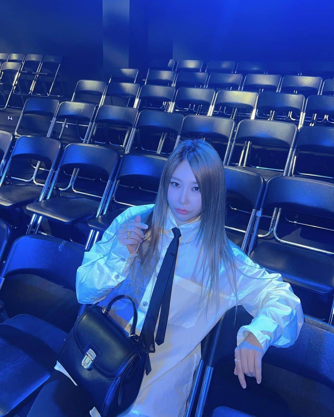 ジェアのインスタグラム：「저 옷 잘 어울리나요? 🤍😀 블루디블루 패션쇼~!! 넘 멋졌어 ! 경덕디자이너동생아!! 남자 모델이 입은 옷 중 찜해놓은 거 넘나 많음 😏2024화이팅! @bludiblu_official」