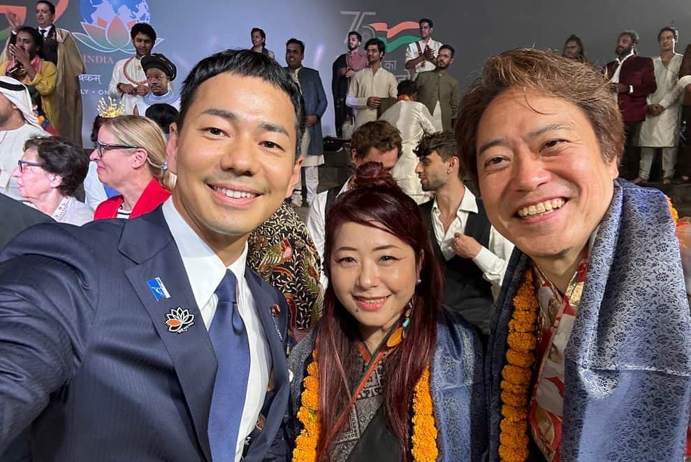 山本左近さんのインスタグラム写真 - (山本左近Instagram)「G20文化大臣会合の全体会議後、 バングラデシュ、トルコ、 韓国の代表らと席を囲み遅めの昼食。  その後、イザベル・モンドウ カナダ遺産省 事務次官、 レーキ 文化・外務担当国務大臣（インド）と それぞれ二国間会談をしました。  レーキ国務大臣へは日本でのインド映画「RRR」の ロングランヒットを紹介。  インドでも 日本のドラマや料理が高く評価されているとの話から、 インドと日本のカレー文化交流まで話の輪が広がりました。  また両国関係の進展を振り返っては 文化や教育分野での関係を さらに強化する必要性を改めて強く感じ、 今後も両国間のより良い関係を築くために 自由で開かれたインド太平洋のパートナーとして 日本の役割を果たしていきたいと思います。  その日の夕方からは、文化プログラムの G20各国のシンガーや楽器奏者を集めたコンサート。  事前情報はなくどんなものか分からなかったのですが、 日本からはシンガーのRikkiさん、 和太鼓奏者のレナード衛藤 （ @etoleonard ）さんも参加されていて 素晴らしい演奏で盛り上げていて 日本人として誇らしかったです。  公演終了後には UP州の地元の知事や政治家、関係者を囲みディナー。  オーストラリアやアメリカ、イギリス、EUなど 各国の代表の皆さんと コミュニケーションを深めることができました。  #インド #バラナシ #varanasi #varanasiindia #G20 #文化大臣会合 #文科大臣政務官 #山本左近」9月8日 14時31分 - sakon_yamamoto