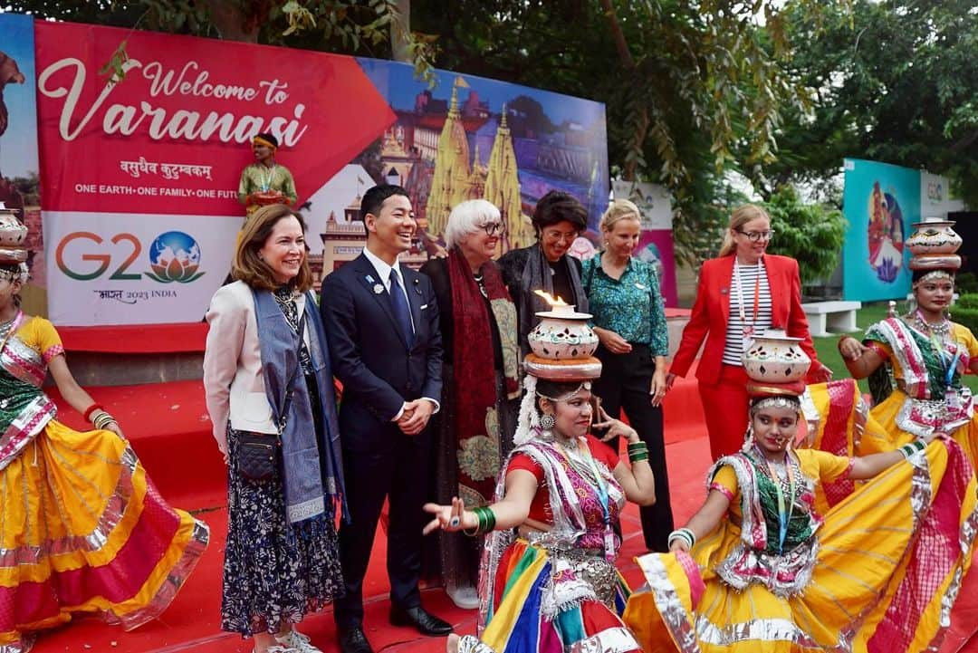 山本左近さんのインスタグラム写真 - (山本左近Instagram)「G20文化大臣会合の全体会議後、 バングラデシュ、トルコ、 韓国の代表らと席を囲み遅めの昼食。  その後、イザベル・モンドウ カナダ遺産省 事務次官、 レーキ 文化・外務担当国務大臣（インド）と それぞれ二国間会談をしました。  レーキ国務大臣へは日本でのインド映画「RRR」の ロングランヒットを紹介。  インドでも 日本のドラマや料理が高く評価されているとの話から、 インドと日本のカレー文化交流まで話の輪が広がりました。  また両国関係の進展を振り返っては 文化や教育分野での関係を さらに強化する必要性を改めて強く感じ、 今後も両国間のより良い関係を築くために 自由で開かれたインド太平洋のパートナーとして 日本の役割を果たしていきたいと思います。  その日の夕方からは、文化プログラムの G20各国のシンガーや楽器奏者を集めたコンサート。  事前情報はなくどんなものか分からなかったのですが、 日本からはシンガーのRikkiさん、 和太鼓奏者のレナード衛藤 （ @etoleonard ）さんも参加されていて 素晴らしい演奏で盛り上げていて 日本人として誇らしかったです。  公演終了後には UP州の地元の知事や政治家、関係者を囲みディナー。  オーストラリアやアメリカ、イギリス、EUなど 各国の代表の皆さんと コミュニケーションを深めることができました。  #インド #バラナシ #varanasi #varanasiindia #G20 #文化大臣会合 #文科大臣政務官 #山本左近」9月8日 14時31分 - sakon_yamamoto