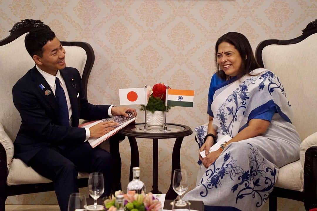 山本左近さんのインスタグラム写真 - (山本左近Instagram)「G20文化大臣会合の全体会議後、 バングラデシュ、トルコ、 韓国の代表らと席を囲み遅めの昼食。  その後、イザベル・モンドウ カナダ遺産省 事務次官、 レーキ 文化・外務担当国務大臣（インド）と それぞれ二国間会談をしました。  レーキ国務大臣へは日本でのインド映画「RRR」の ロングランヒットを紹介。  インドでも 日本のドラマや料理が高く評価されているとの話から、 インドと日本のカレー文化交流まで話の輪が広がりました。  また両国関係の進展を振り返っては 文化や教育分野での関係を さらに強化する必要性を改めて強く感じ、 今後も両国間のより良い関係を築くために 自由で開かれたインド太平洋のパートナーとして 日本の役割を果たしていきたいと思います。  その日の夕方からは、文化プログラムの G20各国のシンガーや楽器奏者を集めたコンサート。  事前情報はなくどんなものか分からなかったのですが、 日本からはシンガーのRikkiさん、 和太鼓奏者のレナード衛藤 （ @etoleonard ）さんも参加されていて 素晴らしい演奏で盛り上げていて 日本人として誇らしかったです。  公演終了後には UP州の地元の知事や政治家、関係者を囲みディナー。  オーストラリアやアメリカ、イギリス、EUなど 各国の代表の皆さんと コミュニケーションを深めることができました。  #インド #バラナシ #varanasi #varanasiindia #G20 #文化大臣会合 #文科大臣政務官 #山本左近」9月8日 14時31分 - sakon_yamamoto