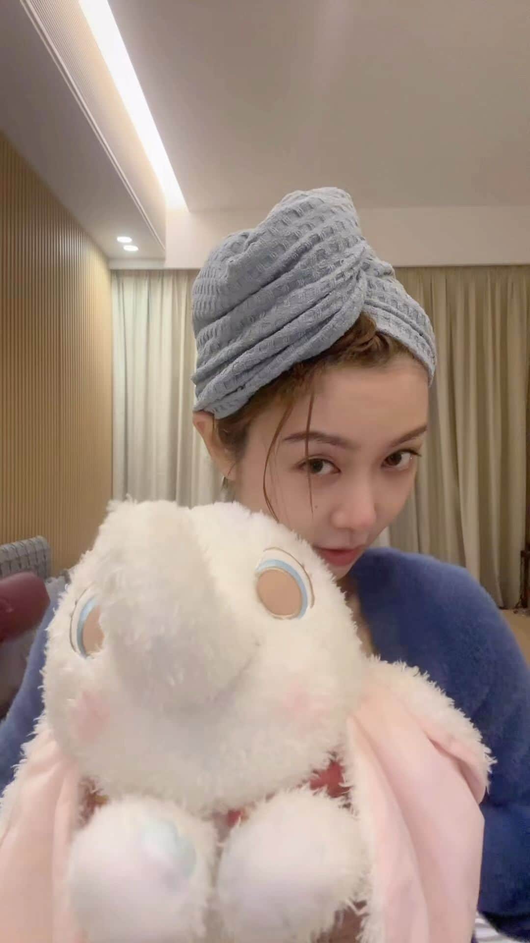 フィオナ・シットのインスタグラム：「Wooooooo weeeeee with my elephant 🐢」