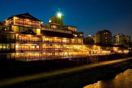日下裕江のインスタグラム：「京都鴨川の川床  貴船はあるけれど、 鴨川の川床に来たことが無くて、やっと来れました♪*。  『先斗町 TAMANOHIKARI 東山望』  海外には川沿いに立ち並ぶテラスカフェやレストランが多いけれど、 日本はなかなか無いなと思ったら、日本にもありましたね‼︎ 風情ある”川床”が❣️  京都は盆地でものすご〜く暑いけれど🥵  川床なら”涼”を感じれる🎐  京料理は東京と違って、 醤油より出汁だから、 しょっぱく無くて、優しいお味だし、ヘルシーな食材だから妊婦さんには有難い💓  妊婦が食べれない”なまもの”も、 全部火を通してくれました！ 優しい🥺✨  本当に雰囲気最高で、 夕暮れ時だったので、涼しいし、鴨川を一望しながら癒されました✨  先斗町の有名な細路地も入るのは初めてで、様々な店が建ち並び、これも又素敵な雰囲気で良いですね💕 しかし、海外の観光客でごった返してました💦  賑わい戻って来てますね〜✨  タクシードライバーはコロナ禍でだいぶ減ったそうですが…  奈良へ行ったついでに、 どうせ京都で乗り換えるのなら、せっかくだし、京都好きの私達は、1泊することに☝️  今回は観光と言うより、 “涼”を楽しむため、 川床でまったりプランにしたよ❀.*･ﾟ  京都はホント良い街ですね〜✨  #先斗町tamanohikari東山望 #tamanohikari #東山望 #tamanohikari東山望 #京都 #鴨川 #川床 #鴨川川床 #先斗町 #kyoto #japan」