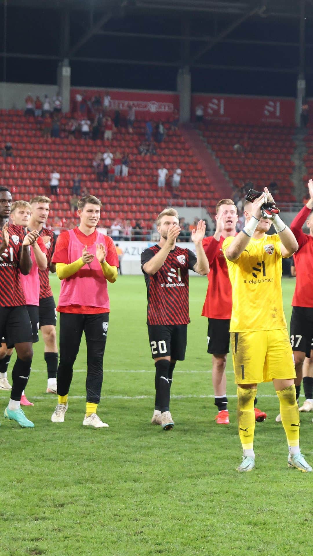 FCインゴルシュタット04のインスタグラム：「O.B.E.R.B.A.Y.E.R.N 🎶🖤❤️ . . #Schanzer #Schanzerfürimmer #Ingolstadt #FCI #FCIngolstadt #soccer #fussball #football #futbol #Liga3 #3Liga #fu3ball #totopokal #pokalspiel #achtelfinale #ssvjahnregensburg #jahn #regensburg #donauderby #fcissv #derbysieger」