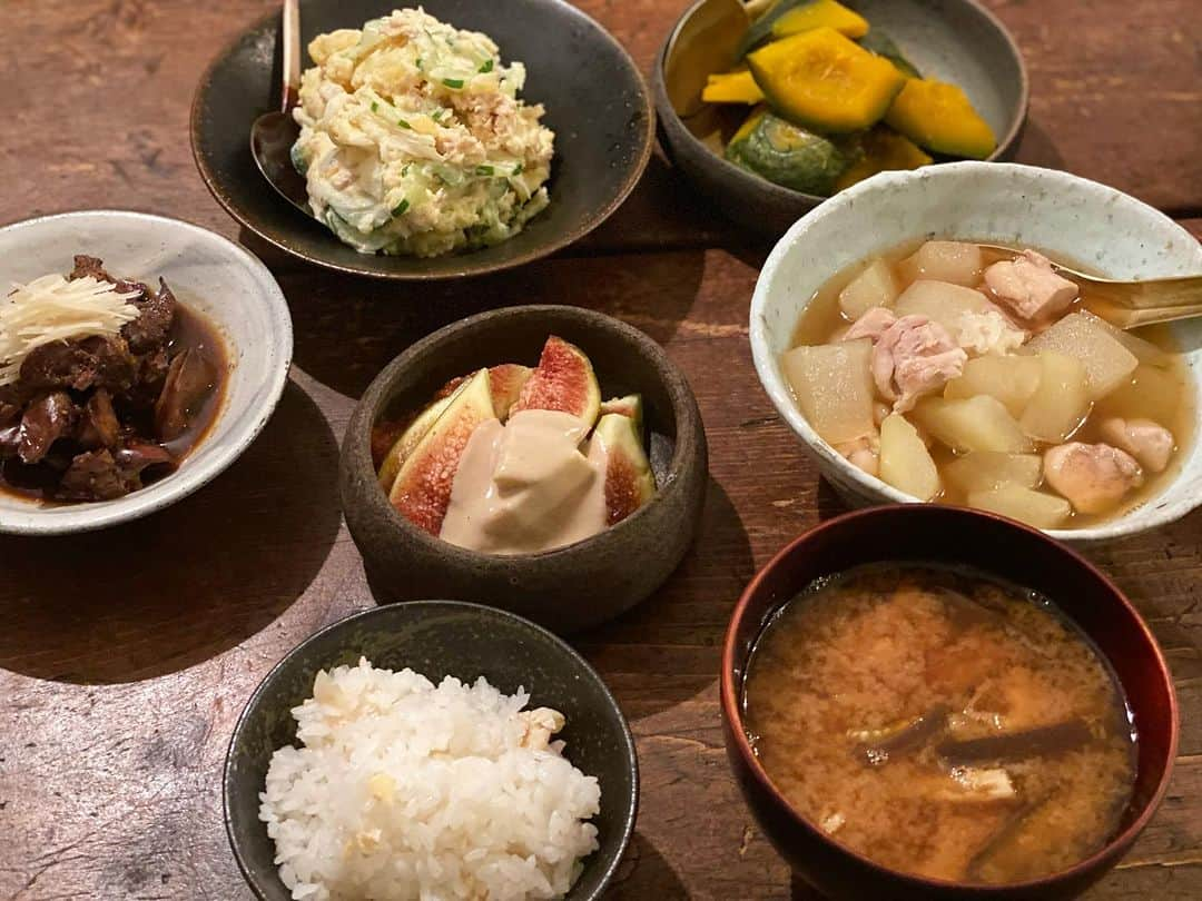 青山有紀さんのインスタグラム写真 - (青山有紀Instagram)「この日は 冬瓜と鶏肉たいたん 白イチジクのゴマだれ 鶏肝の生姜煮 ツナポテトサラダ　 かぼちゃ煮  いっぱい食べてもお腹がすっきり😻手作りごはんのありがたみ🍚 じゃがいもは皮ごと蒸してから皮をむいてつぶす派🥔うすーくきれいに皮がむけるし旨みも逃げない。 #薬膳 #青山有紀ごはん」9月8日 14時33分 - yukiaoya