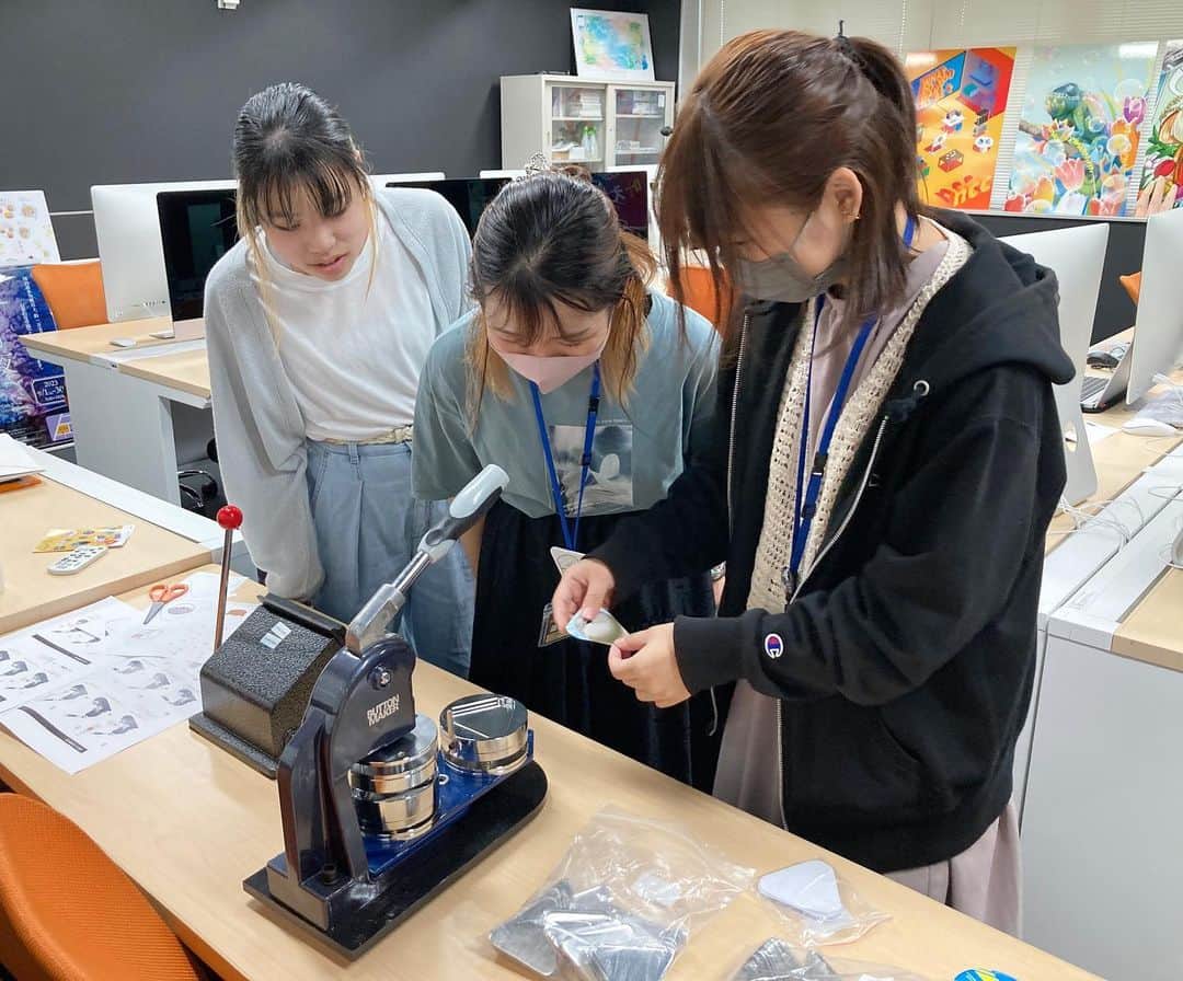 のインスタグラム：「【2週連続NCCフェス✨】 PMコースの特別プログラム CG・Webクリエーター科のワークショップではオリジナル缶バッジやポストカード、ステッカーのデザイン制作体験ができます！  ご参加お待ちしています〜😊  #新潟コンピュータ専門学校 #nsgカレッジリーグ #オープンキャンパス #進路研究 #専門学校　#新潟　#古町  #デザイン #映像 #3dcg #イラスト #ゲーム #web #システム #プログラマー #エンジニア #ai #ロボット #eスポーツ #缶バッジ」