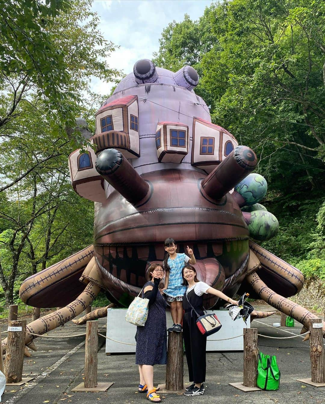 野牛あかねのインスタグラム：「先日の岩手の続き😊  友達と #花巻 へ #賢治童話村 雨にも負けず…この時賢治さんが、ガンガン稼げ！とか言っていたら今の岩手はもっと違ったんじゃないか、と言う岩手の人の話😅 #山猫軒 #大沢温泉 湯治部でワーケーションしたい♨️ 丸見えの露天風呂、アベマキは若い頃入ったそう！やるな😆 #ポエーマ #案山子 #プリン大福  全部初めて行く… 一体岩手で私は何をしていたのだろう😇」