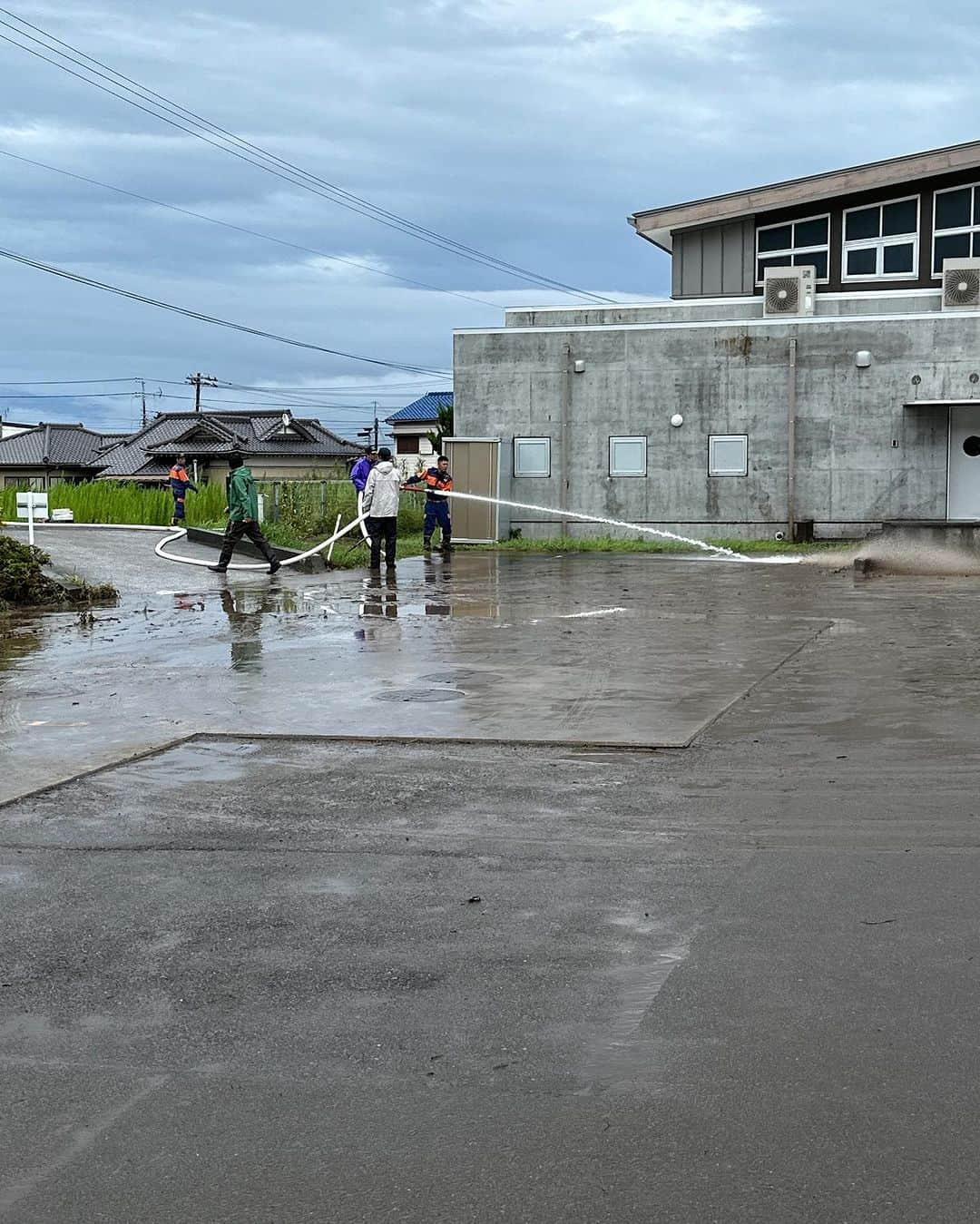 林克治のインスタグラム：「久々の豪雨でした。 まだまだ油断はできませんが、職場であります七浦診療所に状況確認と復旧に来ております。  かなり水浸しになり、水が引き、職員駐車場に泥が残ってどうしようもなく途方にくれていたところ、地元消防団の皆さんが防水し、積もりまくってしまった泥をキレイにしてくださいました！ 本当に心強かったです！ 消防団の皆さんに心から感謝申し上げます！ そして、これからもよろしくお願いします。  #台風 #消防団 #南房総市」