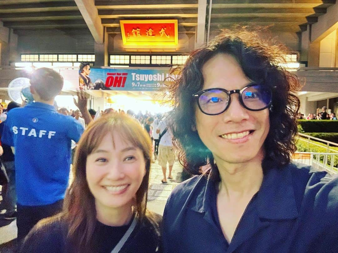 のインスタグラム：「長渕剛さんのOH!ツアーの 武道館ライブ。 昔の好きな曲も 沢山聴けて最高でした。 後ろの席の方にクラッカー貰って 勇次歌った。 この日長渕さんが誕生日だった。 今回も良いタイミングで 剛〜！って叫べたと思う。　 #長渕剛 #OH #武道館」