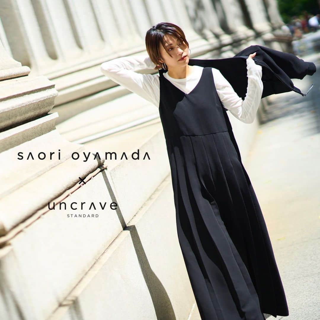 小山田早織のインスタグラム：「✔︎ SAORI OYAMADA x uncrave STANDARD   大人の心を満たす上質な生地と、モダンでスタイリッシュなデザインが印象的なブランドであるアンクレイブスタンダードと共に✨ 永く大切に着たいお洋服をコラボで作らせていただきました🤍  9/11(月)より開催されるuncrave STANDARD新宿ルミネ1LIMITED STOREにて、コラボアイテム３型が先行販売されます💫  新宿ルミネ1LIMITED STOREではどこよりも早くお買い求めいただけます😊  インスタライブや、来店イベントもございますので是非チェックして頂けたら嬉しいです🤍  ✔︎Insta LIVE 9月11日(月)13:30〜  ✔︎来店イベント 9月13日(水)12:00〜15:00  🌟以下アイテムの詳細です🌟  ①SAORI OYAMADA × uncrave STANDARD ウォッシャブルダブルクロス 2WAYブルゾン ￥17,930(tax included)  ②ウォッシャブルダブルクロスプリーツオールインワン ￥28,930(tax included) COLOR: BLACK /  CHARCOAL (オールインワンのみ)  ③ダブルフェイスジャージー 2WAYトップス ￥13,970(tax included) COLOR : WHITE / BROWN / LIGHT KHAKI / BLACK  ※公式オンラインストアでは、9月下旬に通常販売を予定しております  @uncrave_official   事業部のみなさんやデザイナーさんたちと一緒に、心を込めて考え抜いたお洋服たちです😌  是非ご覧頂けたら嬉しいです✨  月曜日のライブもよろしくお願いいたします😊  #uncraveSTANDARD #アンクレイブスタンダード」