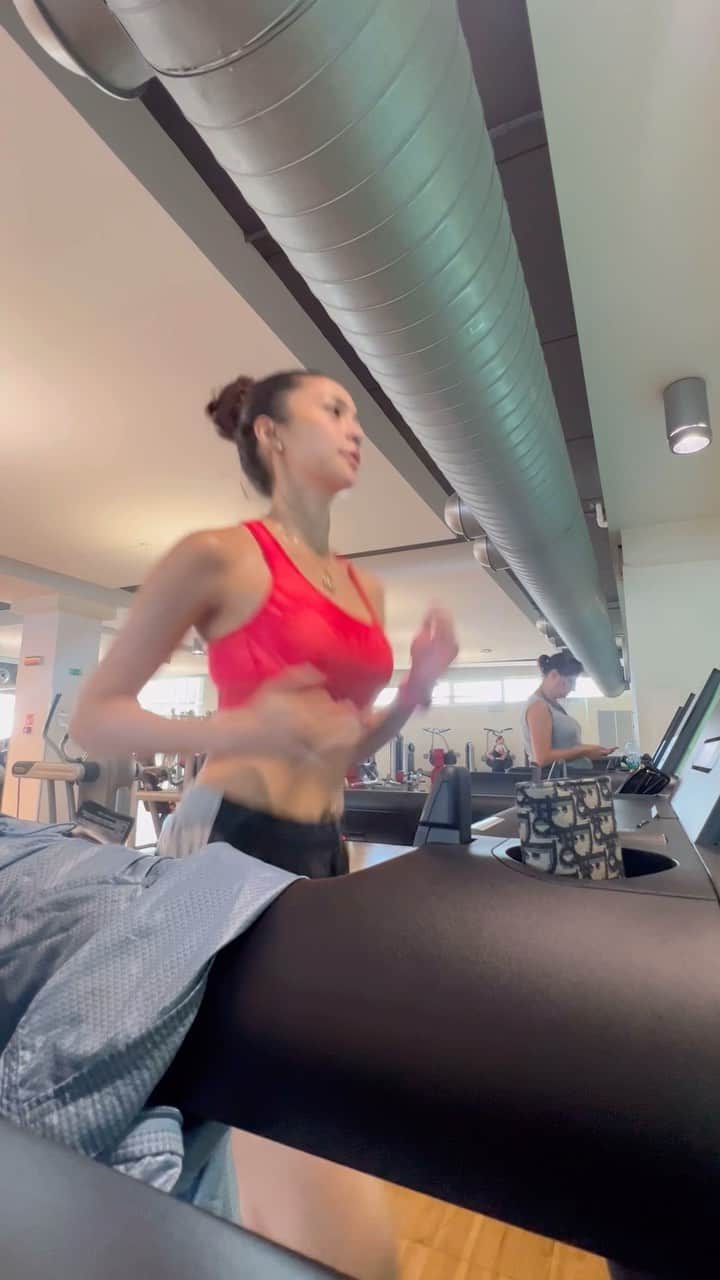 Kim Chiuのインスタグラム：「𝑩𝑼𝑶𝑵𝑮𝑰𝑶𝑹𝑵𝑶!!! Workout for good food!!! Workout for good mood!!☺️😜😉🏃🏻‍♀️🇮🇹 as the saying goes “Exercise not only changes the body. It changes your mind, your attitude and your mood.”😇 Have a great day everyone!!!😉  Hello sa mga workout buddies go! Lezzzgowlezzzgowww!!!!!😂😂😂」