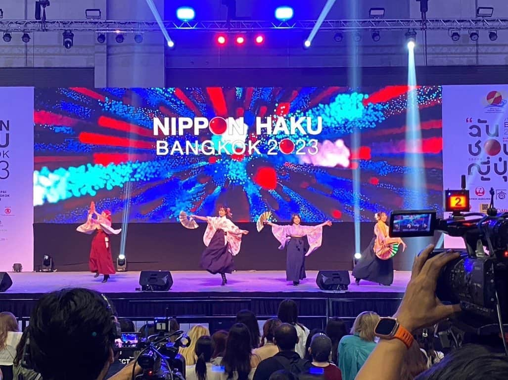 穐田和恵のインスタグラム：「バンコク日本博2023🇹🇭🇯🇵 NIPPONHAKU BANGKOK2023 ありがとうございました❤️‍🔥  初めてのタイでのライブ！ 素敵なイベントに出演出来て嬉しかったですし、沢山の方に聴いて頂けて温かく迎えて下さり幸せでした！  今回に向けてチーム一丸となって走って来れた事、念願の海外でのLIVEに出演出来た事、全てがとても貴重な経験です。  タイ大好き❤️‍🔥 また来れます様に🥰  #NIPPONHAKU #NIPPONHAKUBANGKOK2023 #thailand #bangkok #japan」