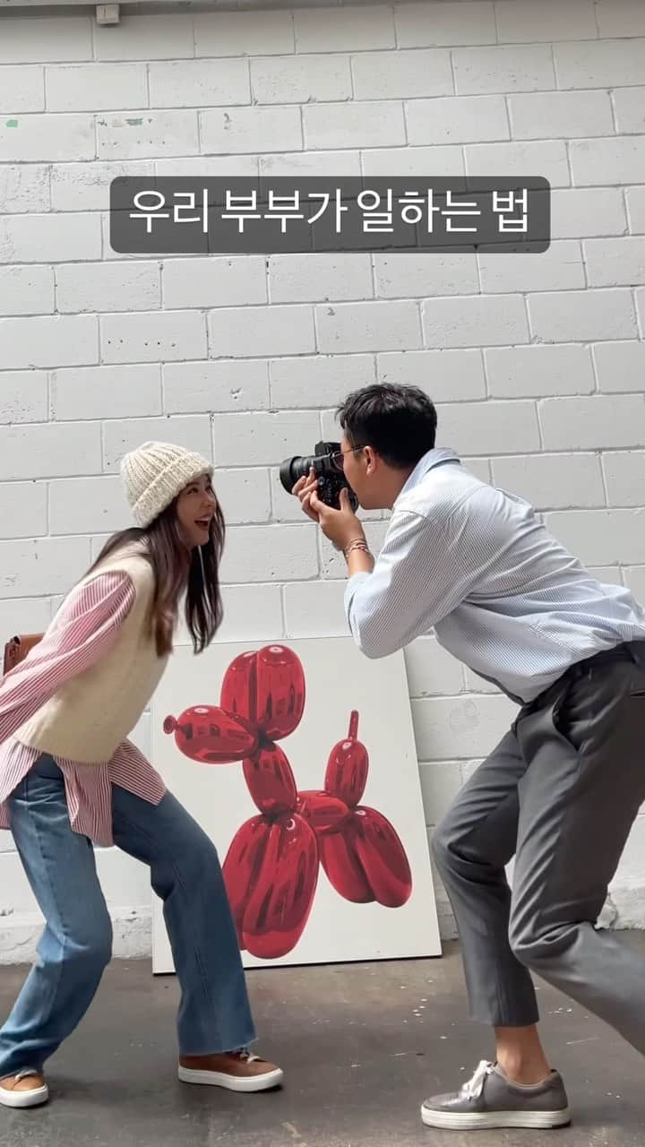 キム・ジュニのインスタグラム：「저희 부부는 1년365일 아침저녁 붙어있어요 아침에 일어나 아내로서 남편 밥차려주고 같이 집을 나서면 우리는 대표와 이사로 시작됩니다😆  업무를 보고 회의와 미팅을 하고나면 남편은 포토그래퍼 저는 모델이 되어요 그렇게 열촬영을 열심히 하고 집으로가서 저는 다시 와이프로서 저녁식사를 만들고  둘이 맛있게 먹고 다시 나란히 책상에 앉아 남편은 페이퍼웍과 일정 어레인지, 총괄적인 업무를 보고 저는 피드를 쓰고 사진작업을 시작하죠 그리고 업무가 모두 끝나면 저녁 12시-새벽1시쯤 이제 나란히 누워 드디어 휴식의 시간! 1시간쯤 골프유튜브를 보다가 잠이듭니다 ㅋㅋ  그렇게 하루종일 붙어있는데 안싸우냐구요? 싸우죠 ㅎㅎ 일때문에도 싸우고 의견차이로 싸우고! 그치만 금방 풀어요. 뭐 그런게 부부이니까!  근데 중요한건, 싸울때 마져도, 미워죽겠는 와중에도 너무 너무 사랑하는 마음은 변하지 않는다는거에요😆  죽을때까지 이마음 변하지 않으려고 매순간 서로 이해하고 노력하는 연습을 해요 뭐든 쉬운건 없잖아요? 여러분도 서로 사랑하세요♥️🫶🏻」